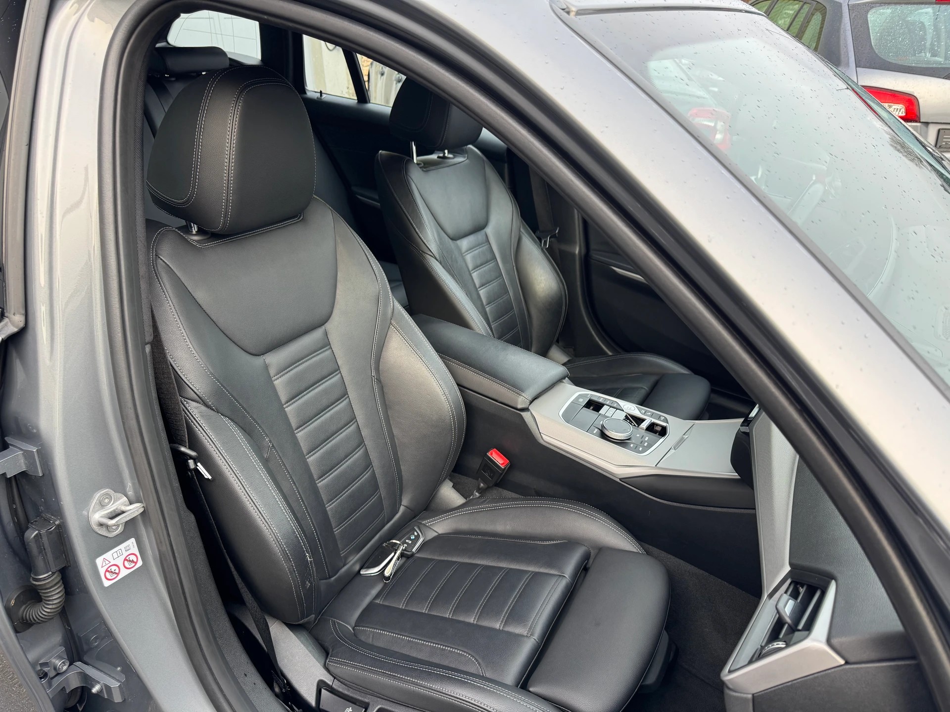 BMW 330e x DriveTouring Steptronic-image-15