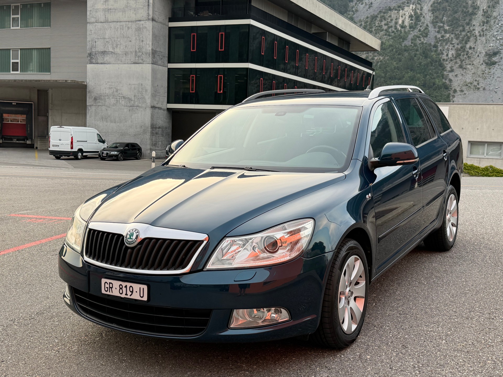 SKODA Octavia Combi 2.0 TDI AllDrive 4x4 DSG-image-2