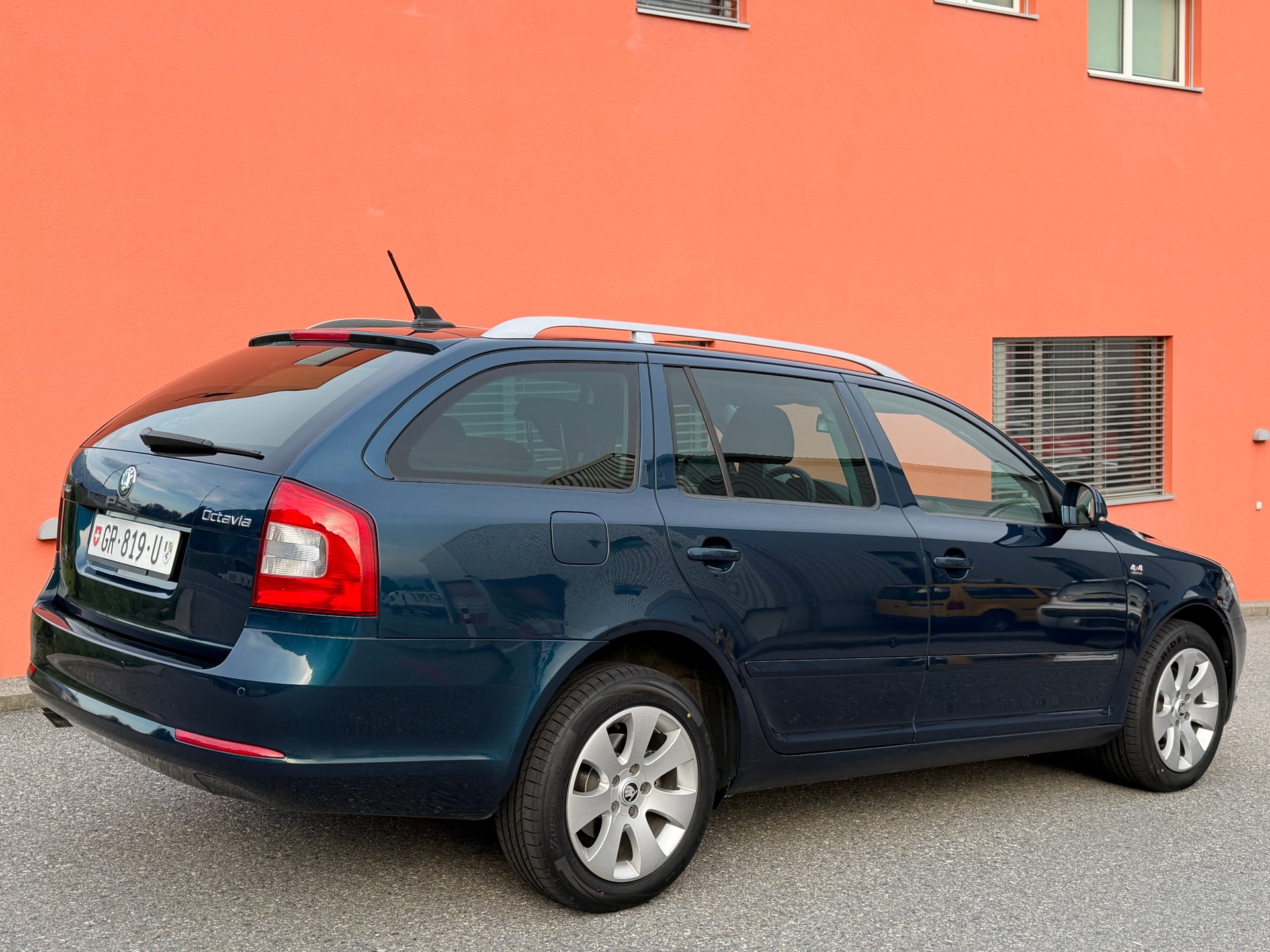 SKODA Octavia Combi 2.0 TDI AllDrive 4x4 DSG-image-5
