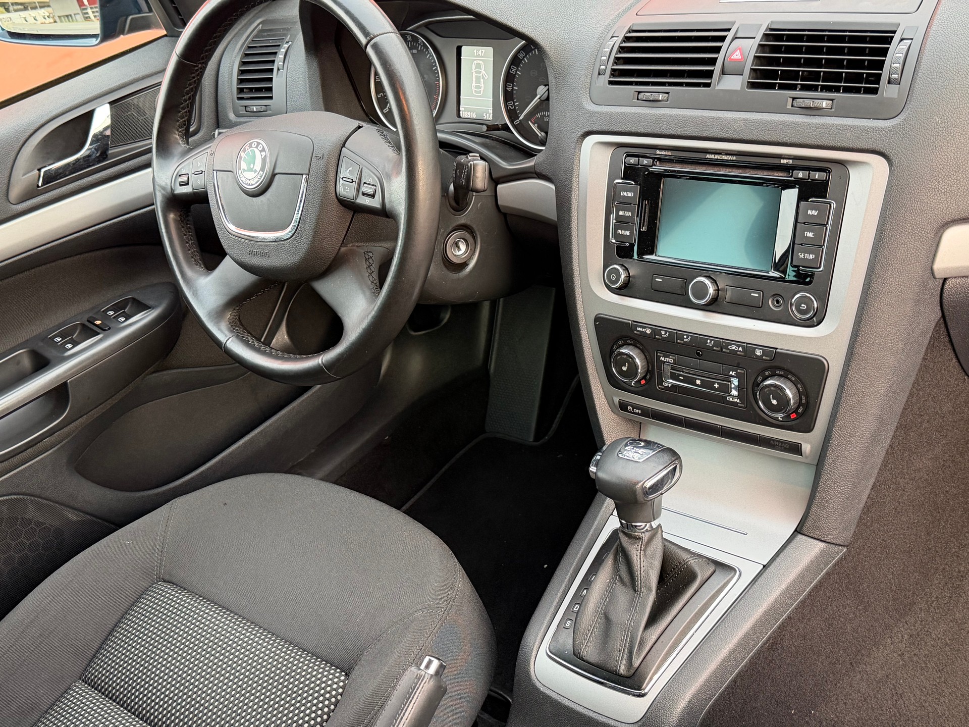 SKODA Octavia Combi 2.0 TDI AllDrive 4x4 DSG-image-12
