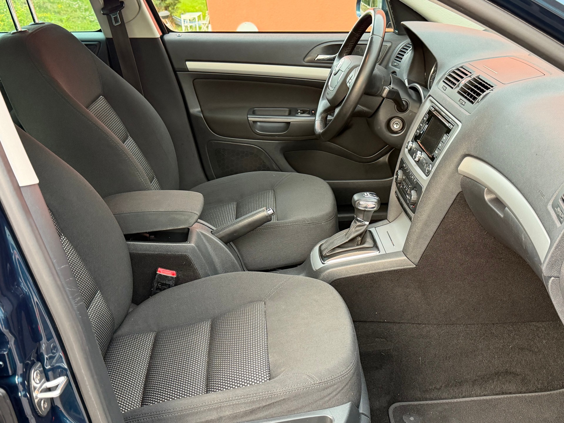 SKODA Octavia Combi 2.0 TDI AllDrive 4x4 DSG-image-11