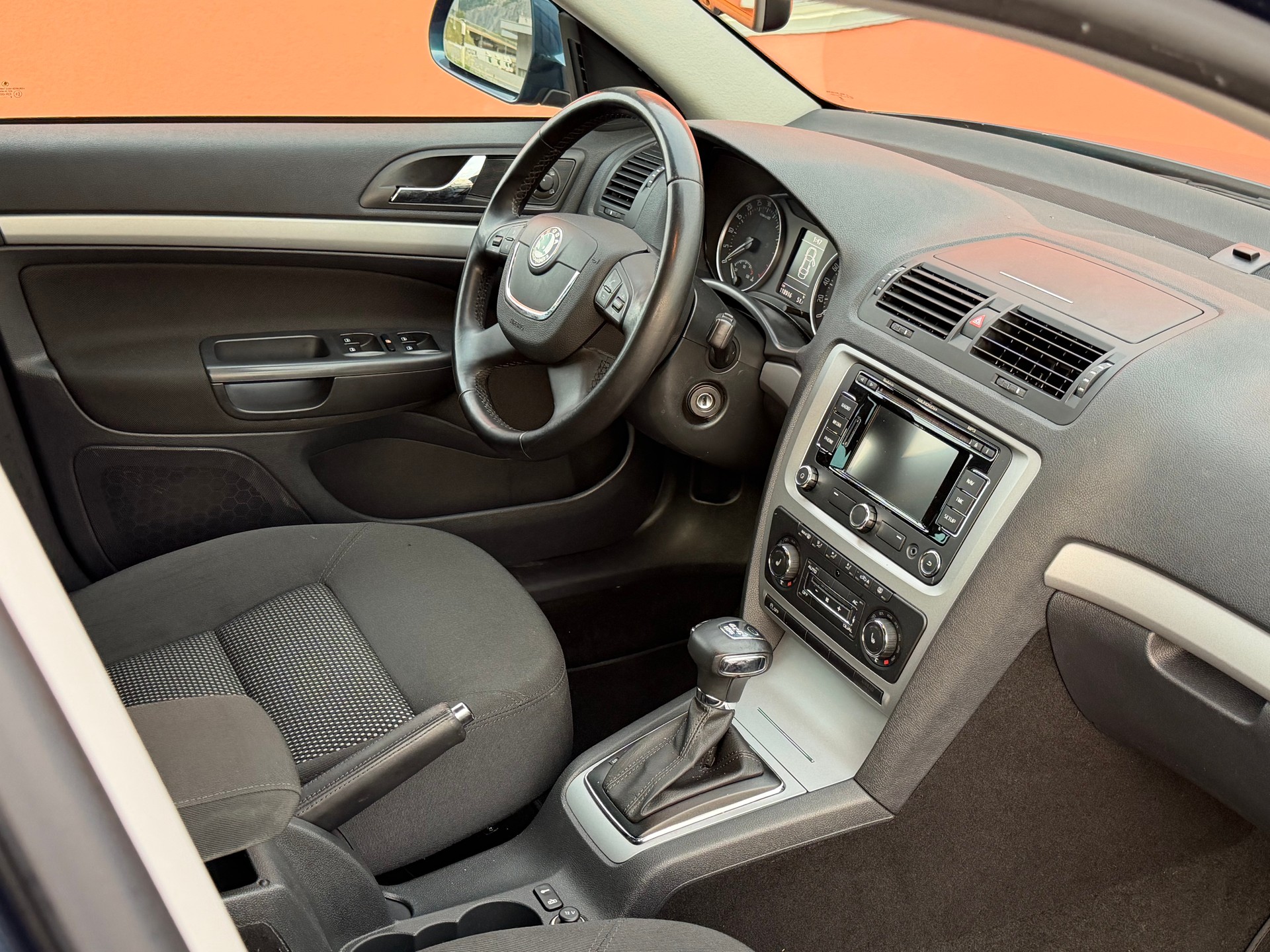 SKODA Octavia Combi 2.0 TDI AllDrive 4x4 DSG-image-10