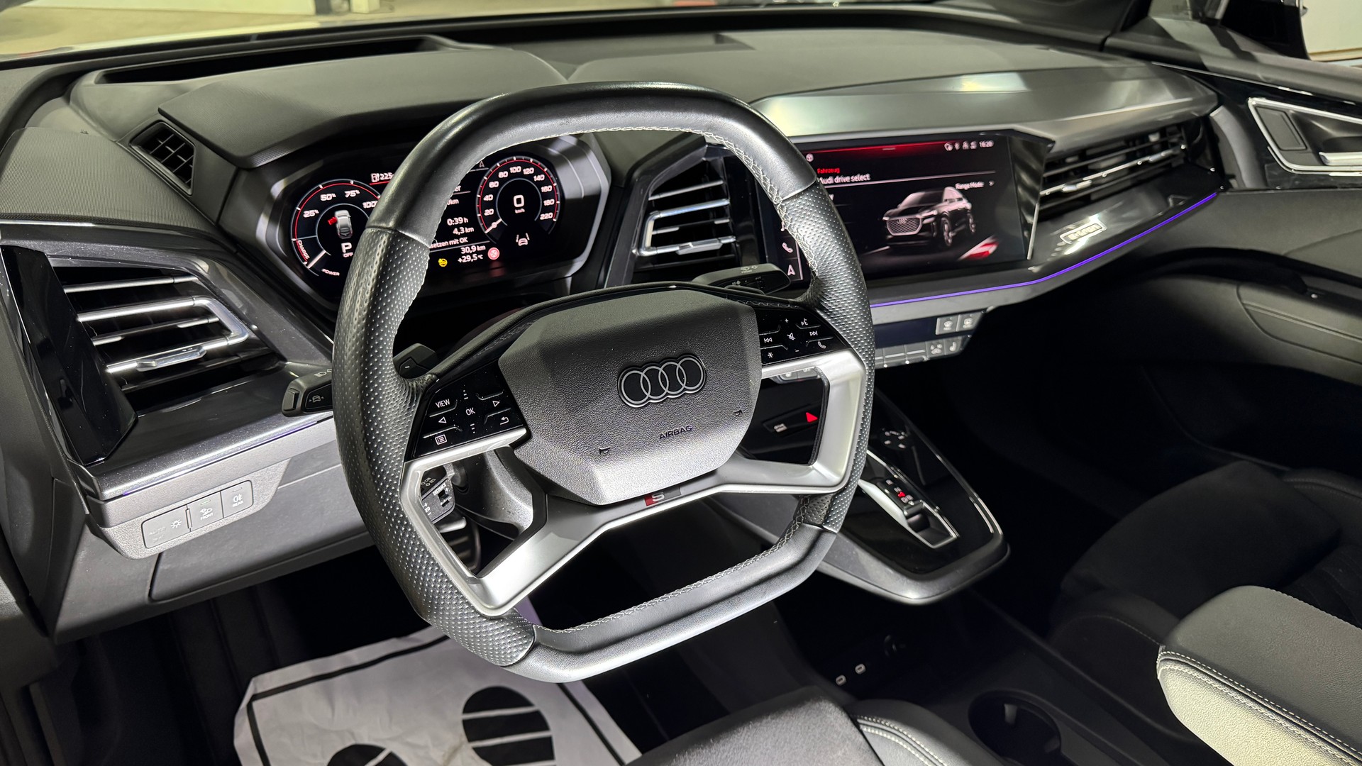 AUDI Q4 Sportback e-tron 50 S-Line quattro 300PS / TOP Ausstattung-image-11