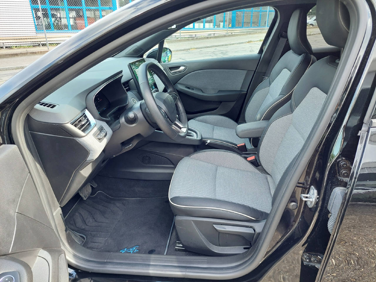 RENAULT Clio 1.6 E-Tech techno-image-5