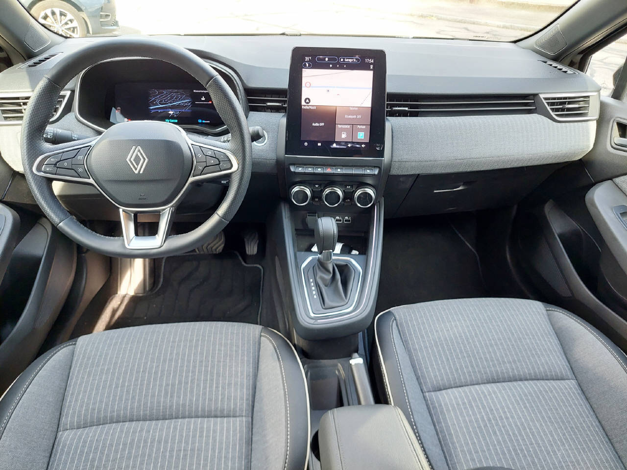 RENAULT Clio 1.6 E-Tech techno-image-8