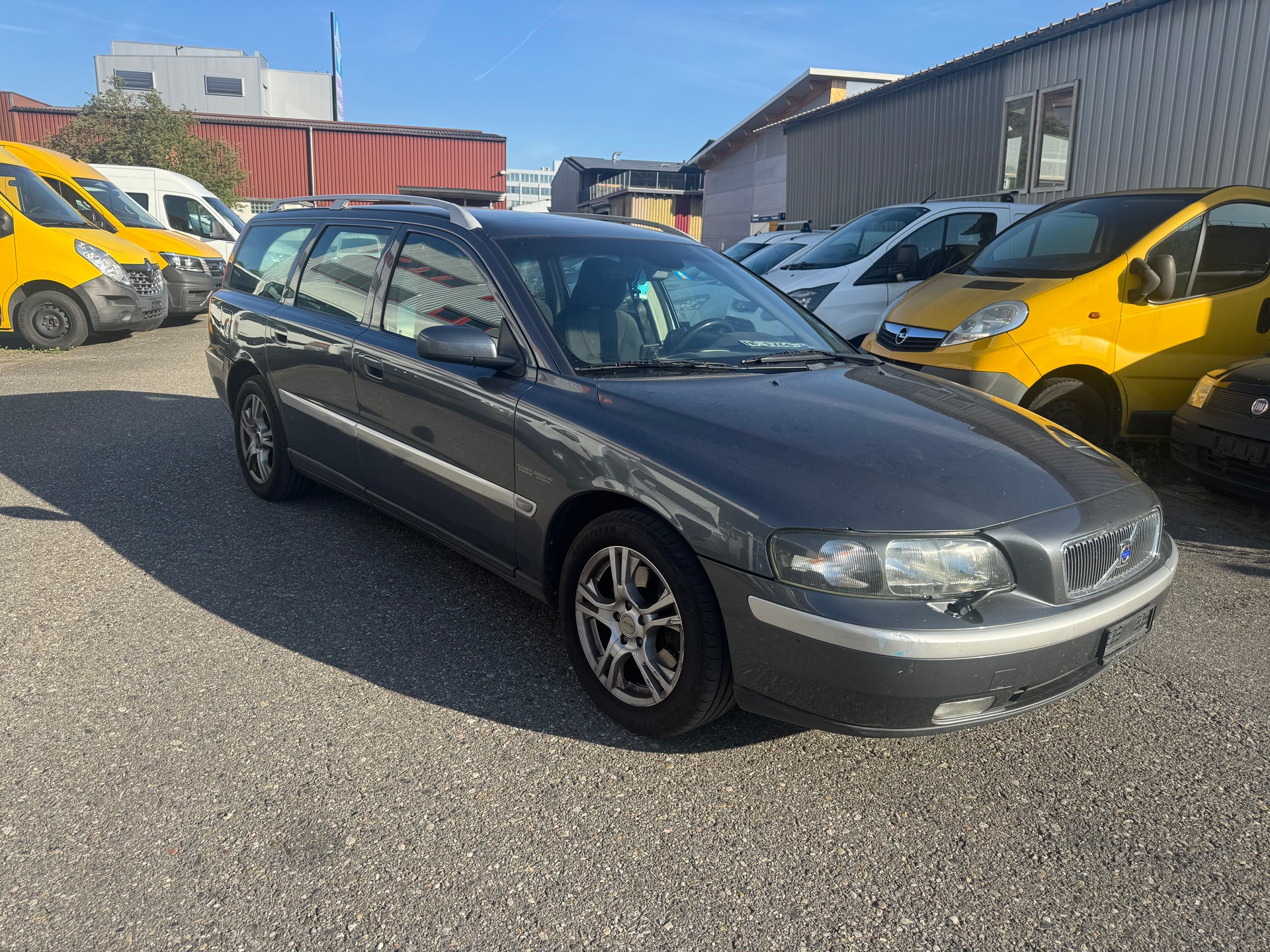 VOLVO V70 2.4 Titanium Edition-image-4