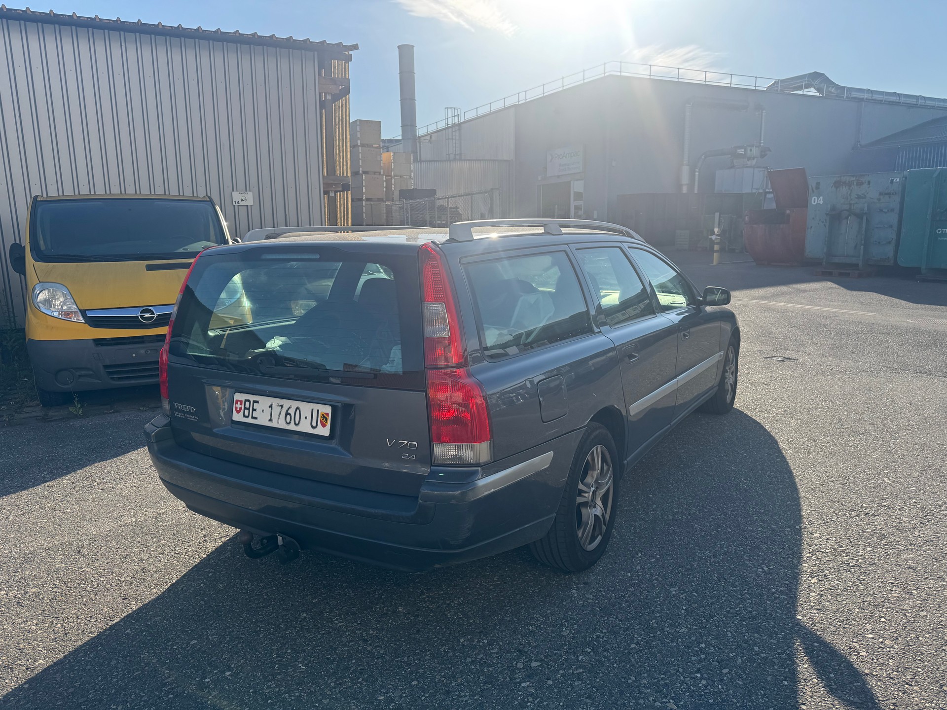 VOLVO V70 2.4 Titanium Edition-image-3