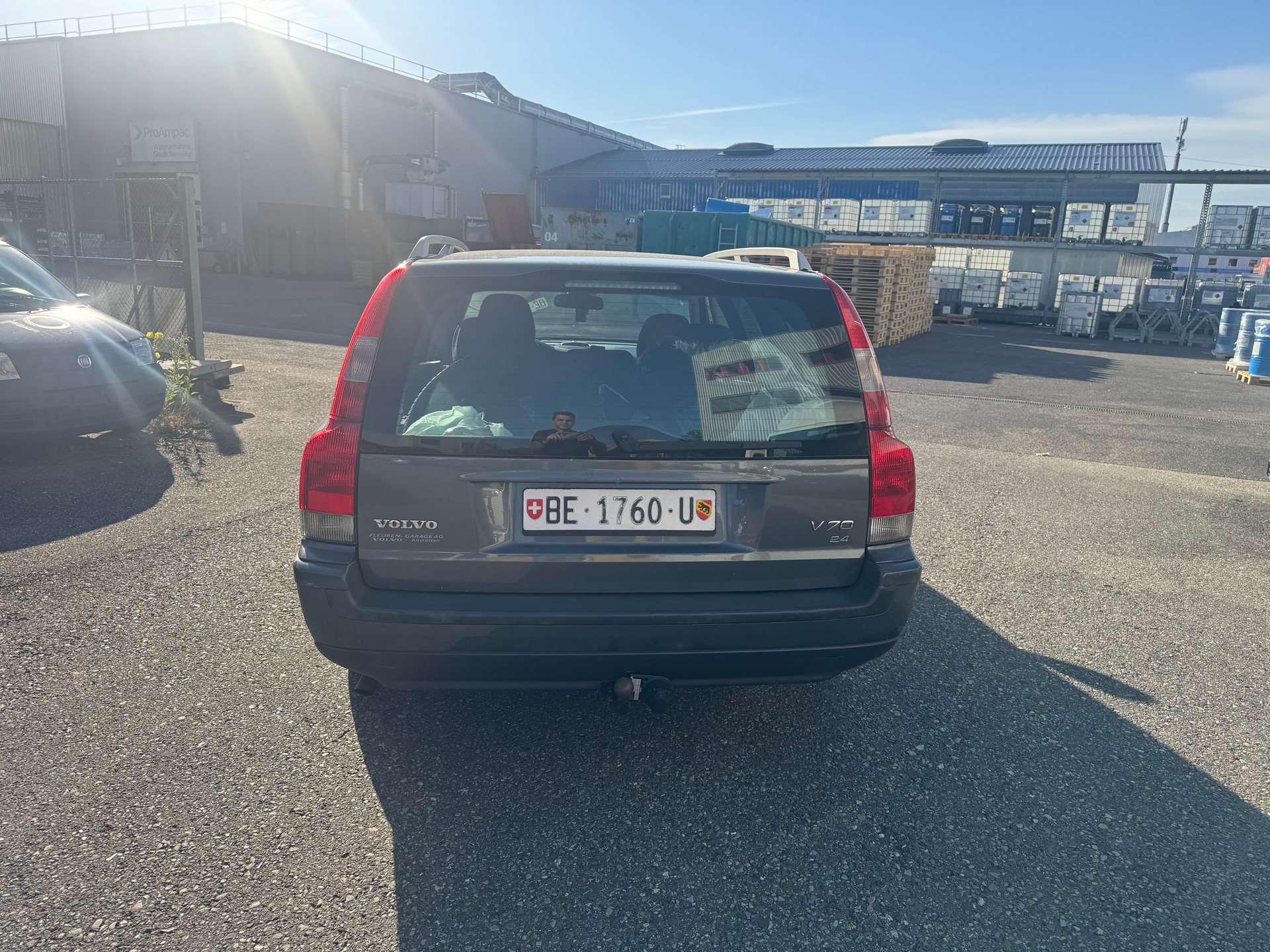 VOLVO V70 2.4 Titanium Edition-image-2
