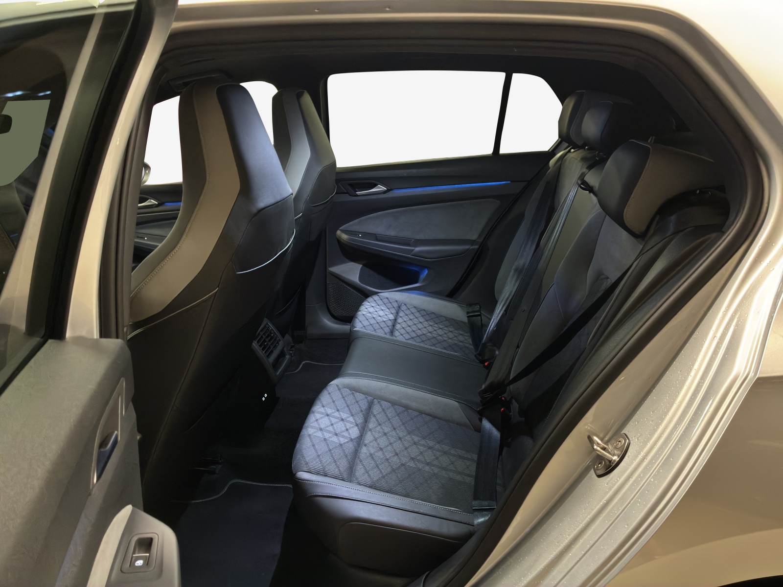 VW Golf 1.5 eTSI mHEV ACT R-Line DSG-image-11
