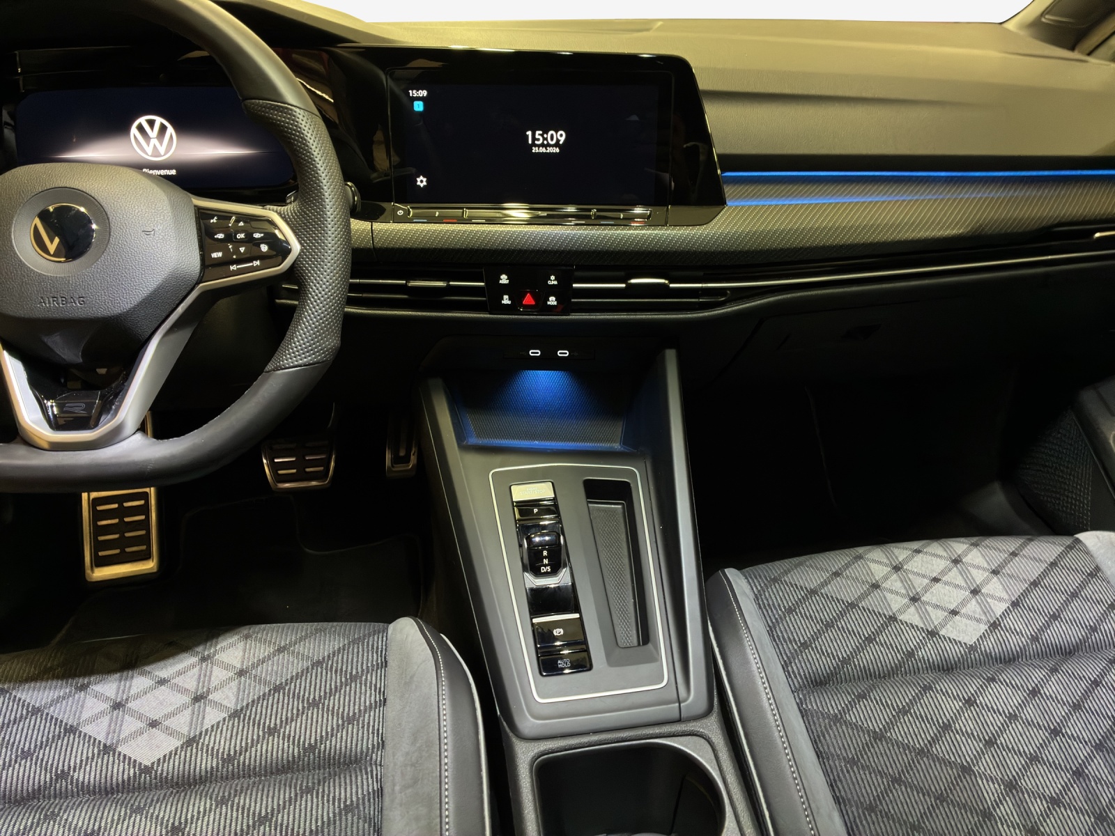 VW Golf 1.5 eTSI mHEV ACT R-Line DSG-image-10