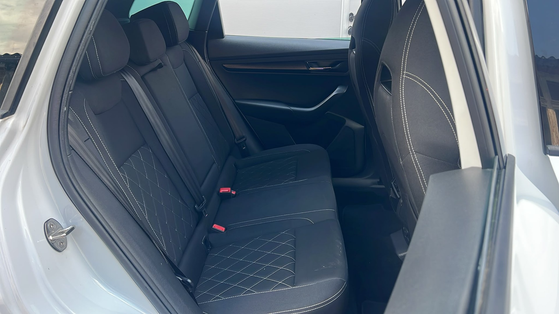 SKODA Karoq 2.0 TDI SCR SportLine 4x4 DSG-image-16