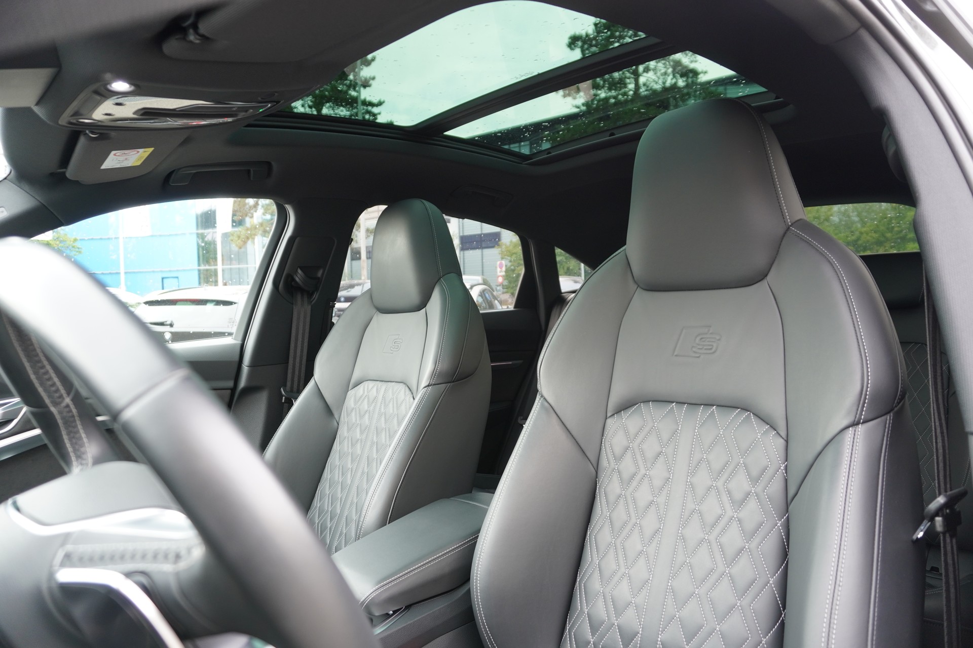 AUDI e-tron 55 Sportback S Line quattro-image-12