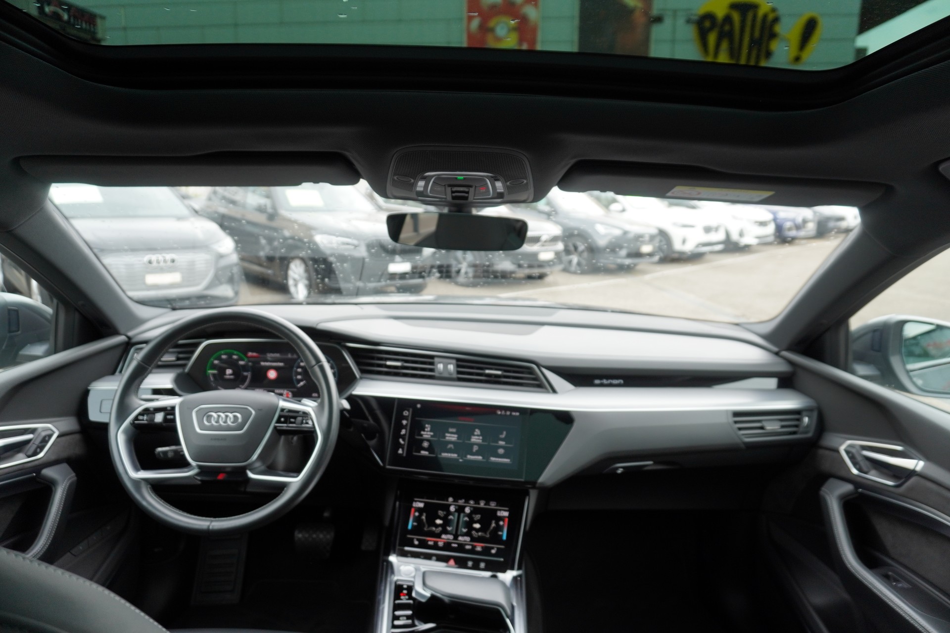 AUDI e-tron 55 Sportback S Line quattro-image-18