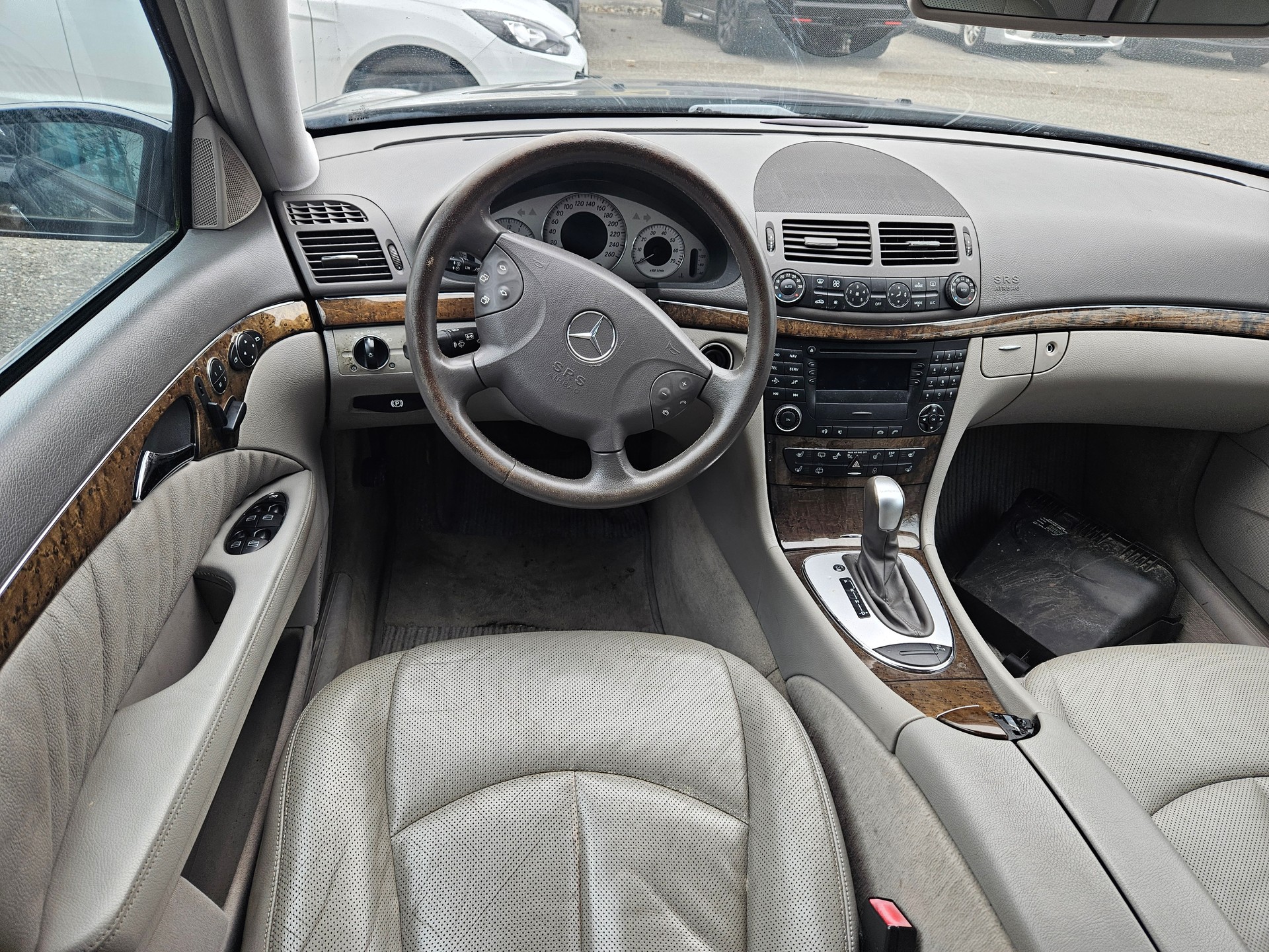 MERCEDES-BENZ E 350 Avantgarde 4Matic Automatic-image-4
