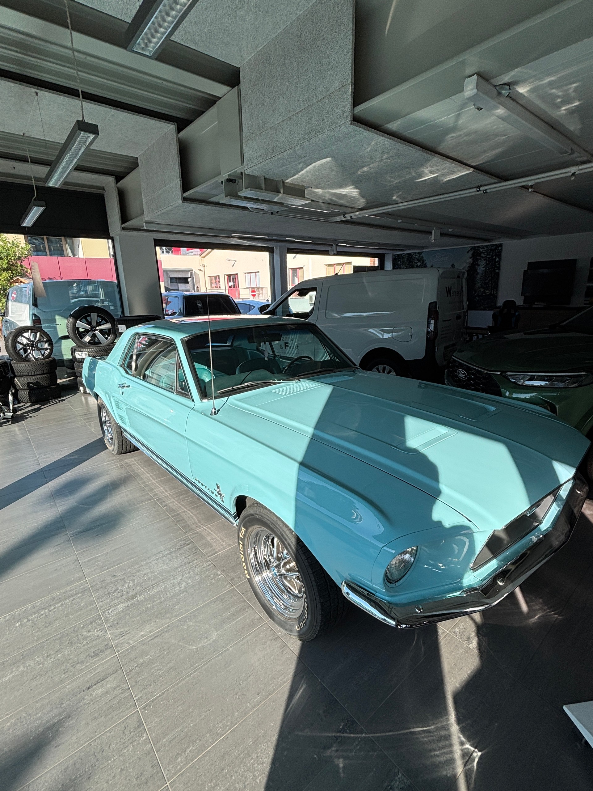 FORD MUSTANG-showroom-element-1