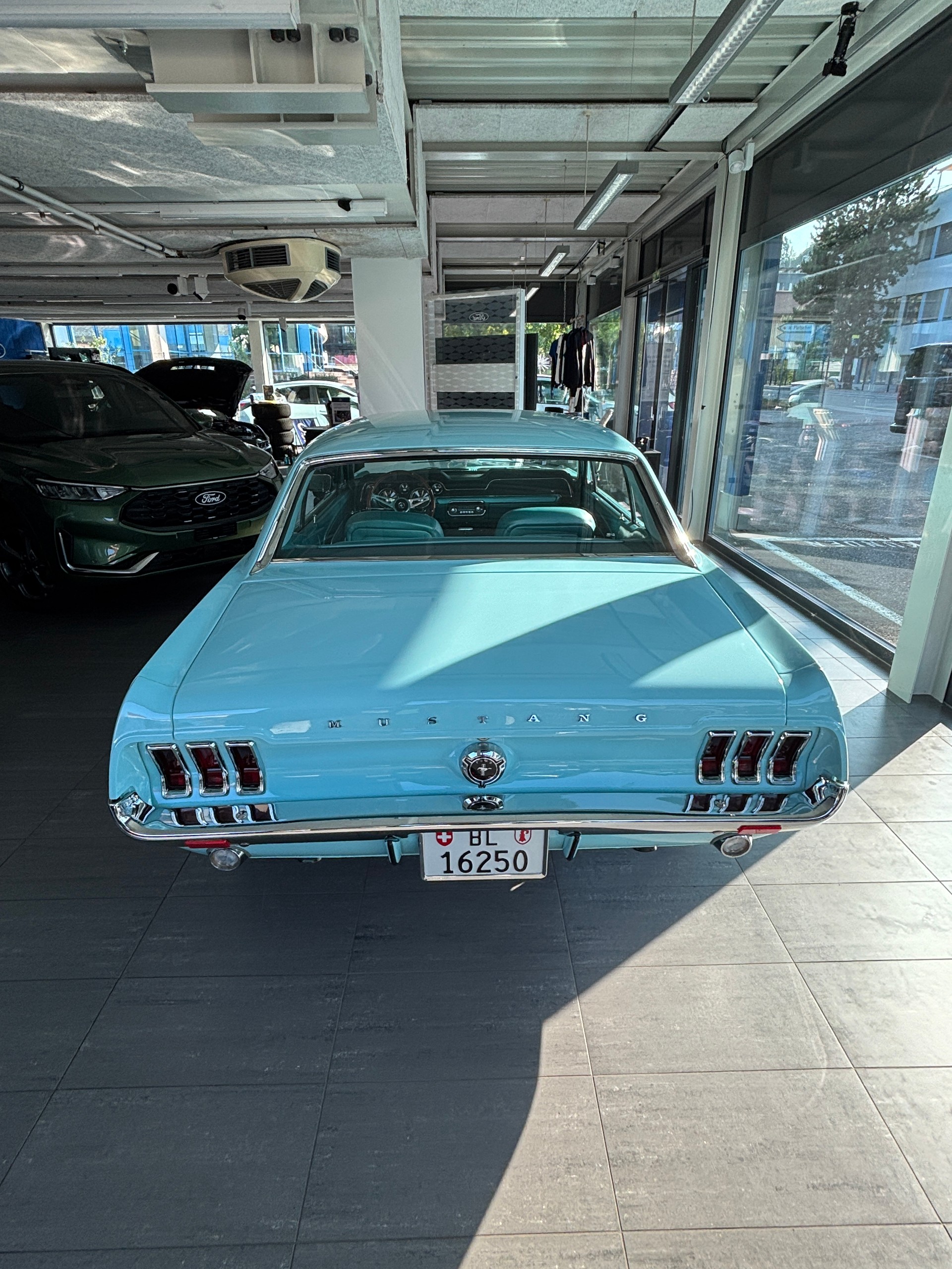 FORD MUSTANG-showroom-element-3