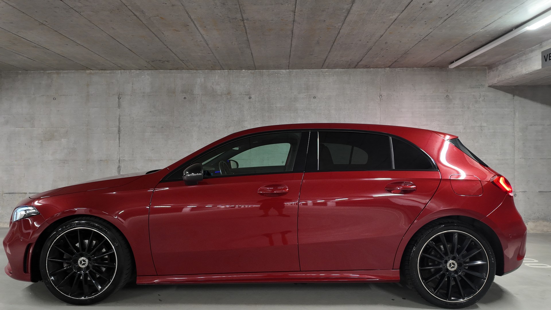 MERCEDES-BENZ A 200 AMG Line 7G-DCT-showroom-element-1