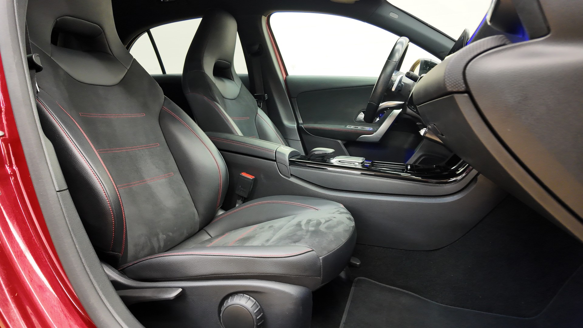 MERCEDES-BENZ A 200 AMG Line 7G-DCT-image-12