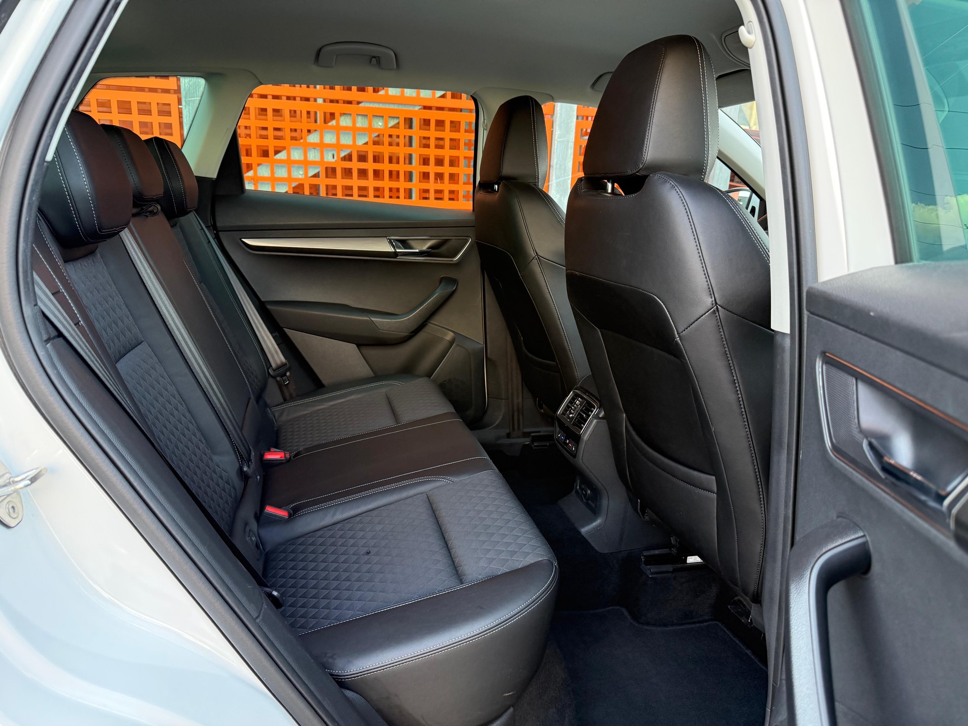 SKODA Karoq 2.0 TDI Style 4x4 DSG-image-16
