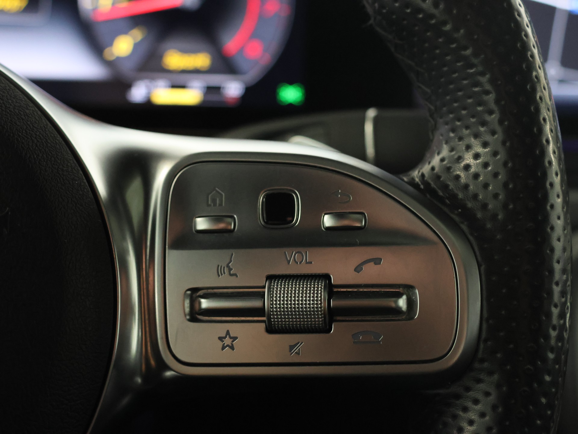 MERCEDES-BENZ G 500 AMG Line 9G-Tronic *360 Kamera* *Panoramadach* *Burmester*-image-30