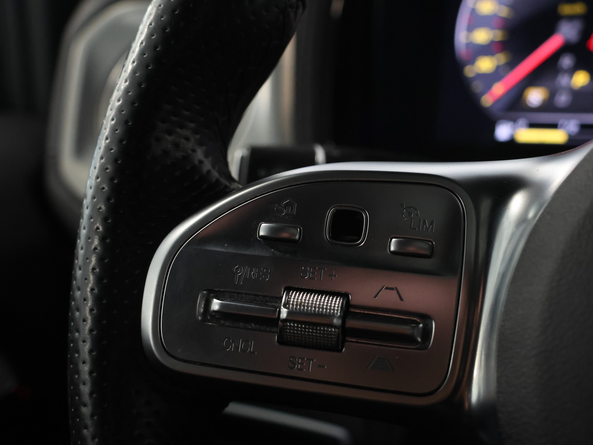 MERCEDES-BENZ G 500 AMG Line 9G-Tronic *360 Kamera* *Panoramadach* *Burmester*-image-31