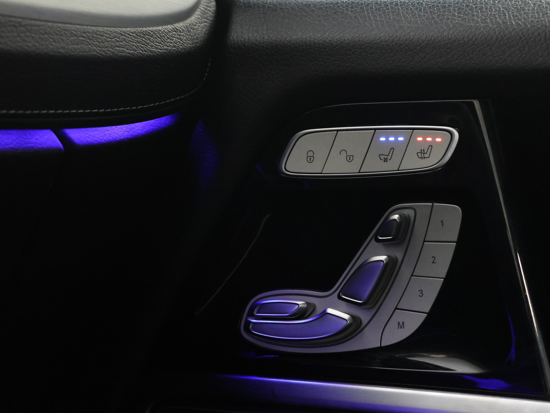 MERCEDES-BENZ G 500 AMG Line 9G-Tronic *360 Kamera* *Panoramadach* *Burmester*-image-27