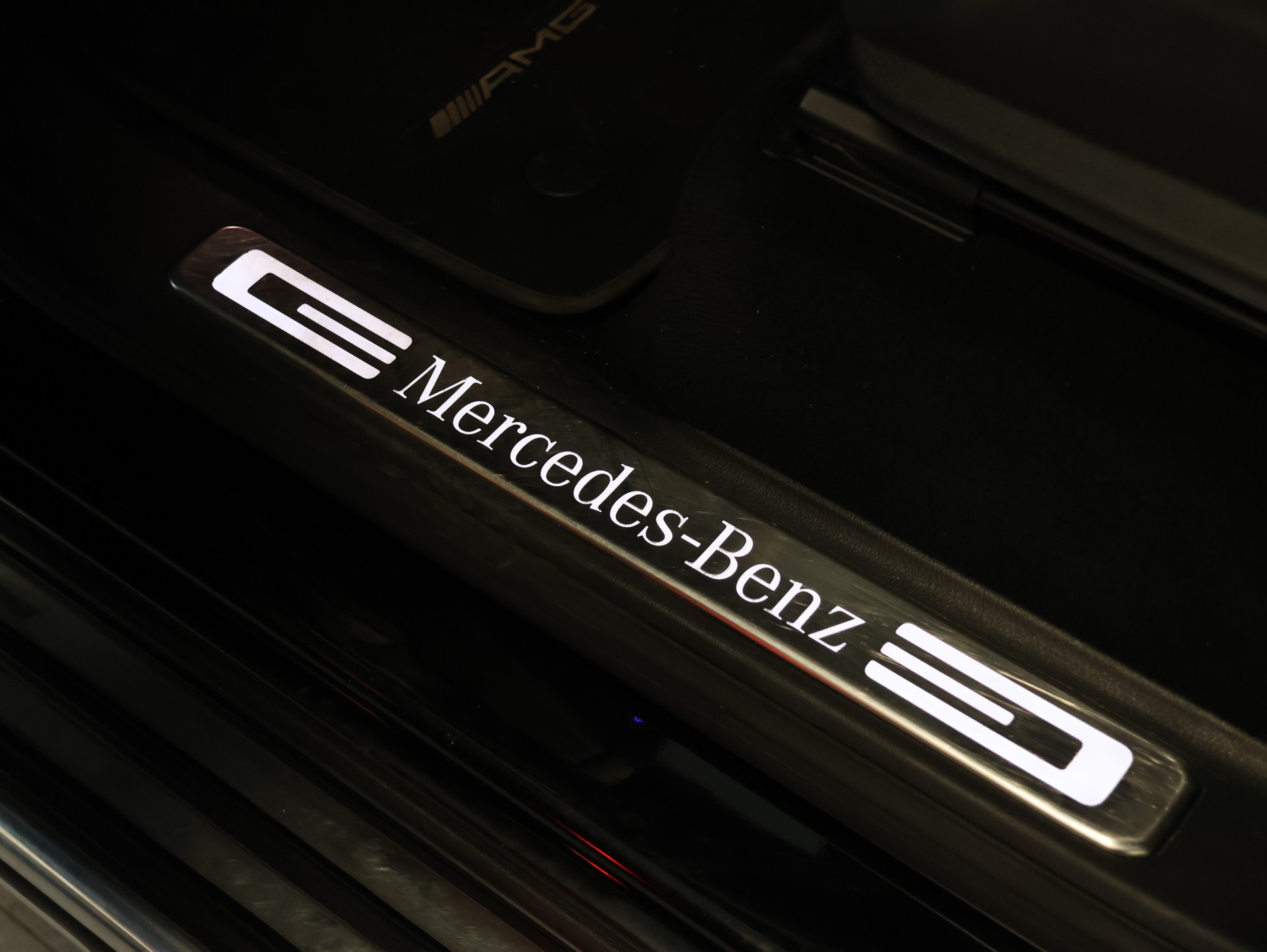 MERCEDES-BENZ G 500 AMG Line 9G-Tronic *360 Kamera* *Panoramadach* *Burmester*-image-12