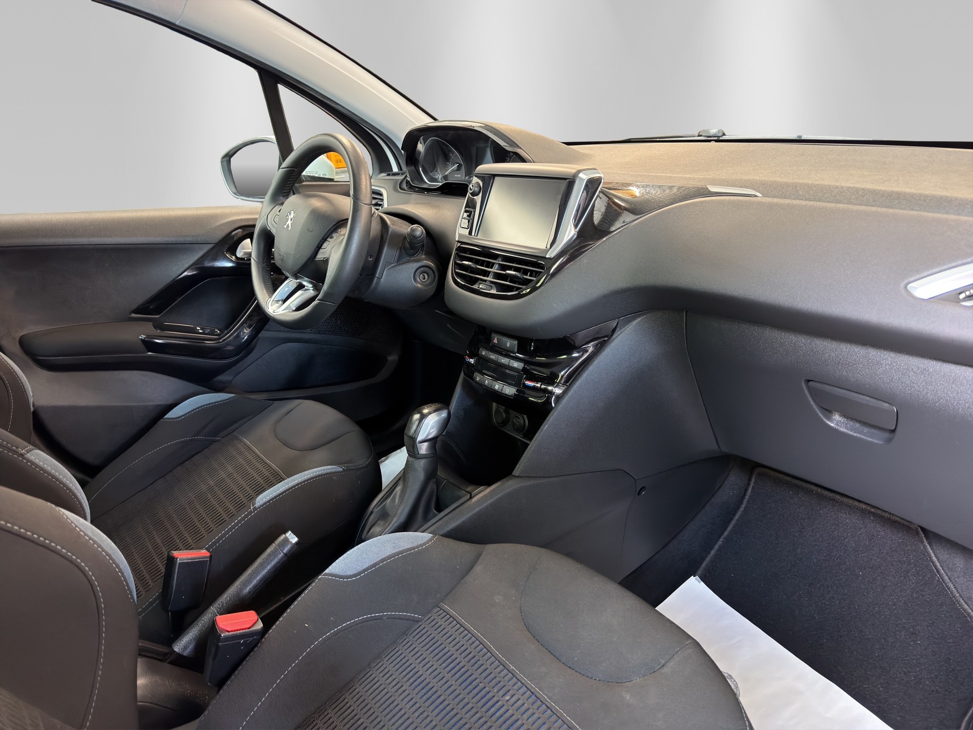 PEUGEOT 208 1.6 VTI Allure-image-12