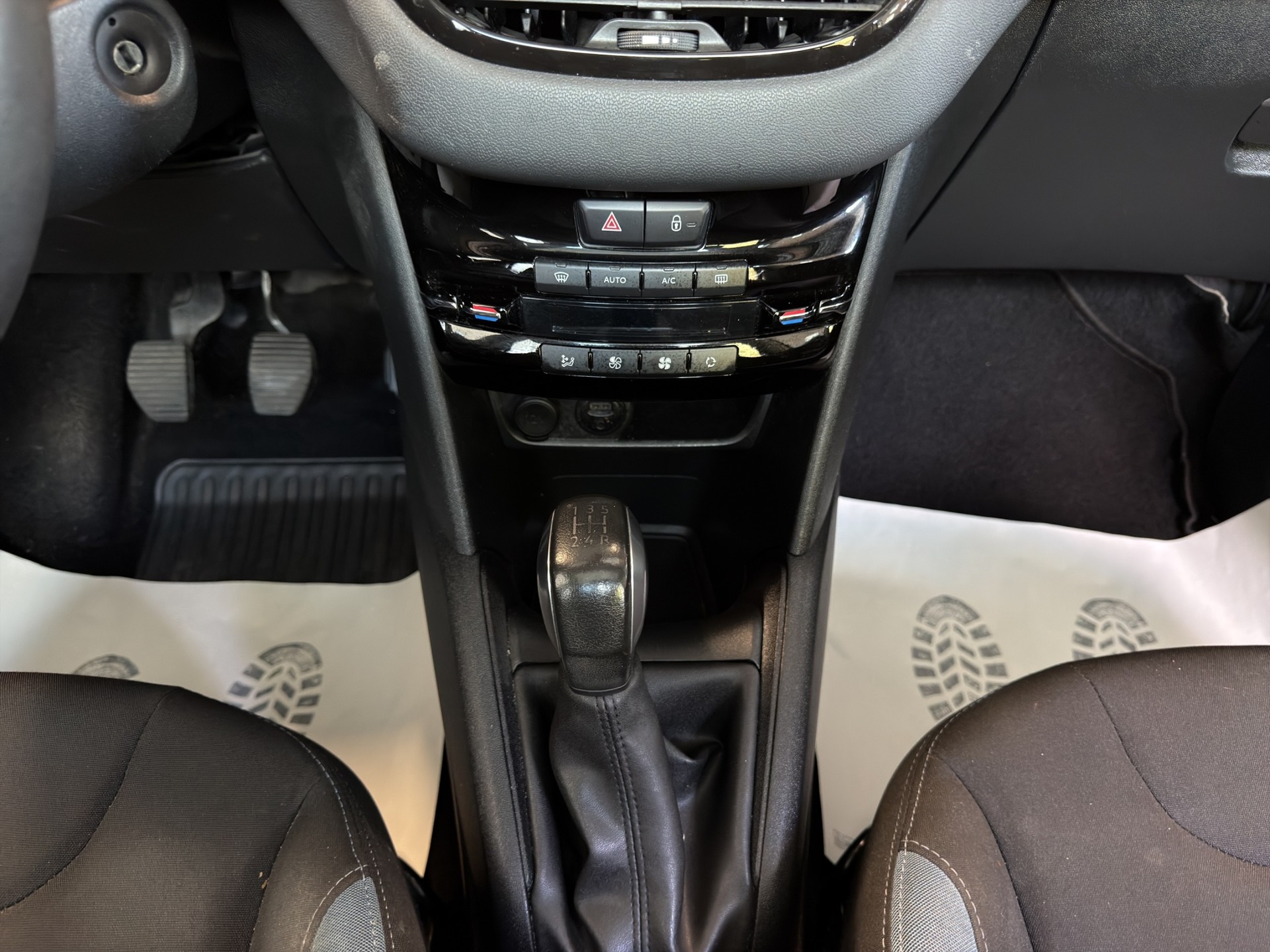 PEUGEOT 208 1.6 VTI Allure-image-11