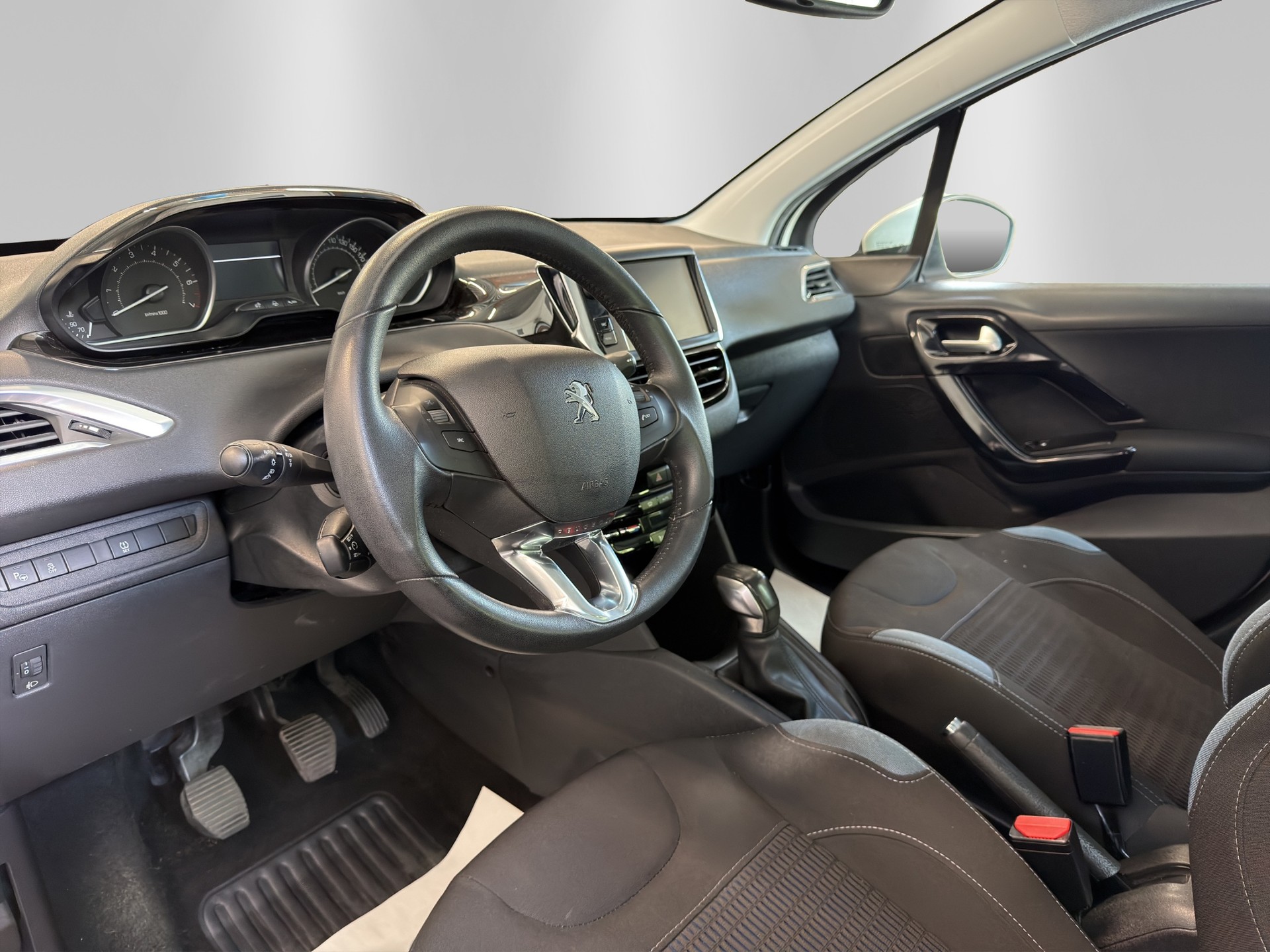 PEUGEOT 208 1.6 VTI Allure-image-7