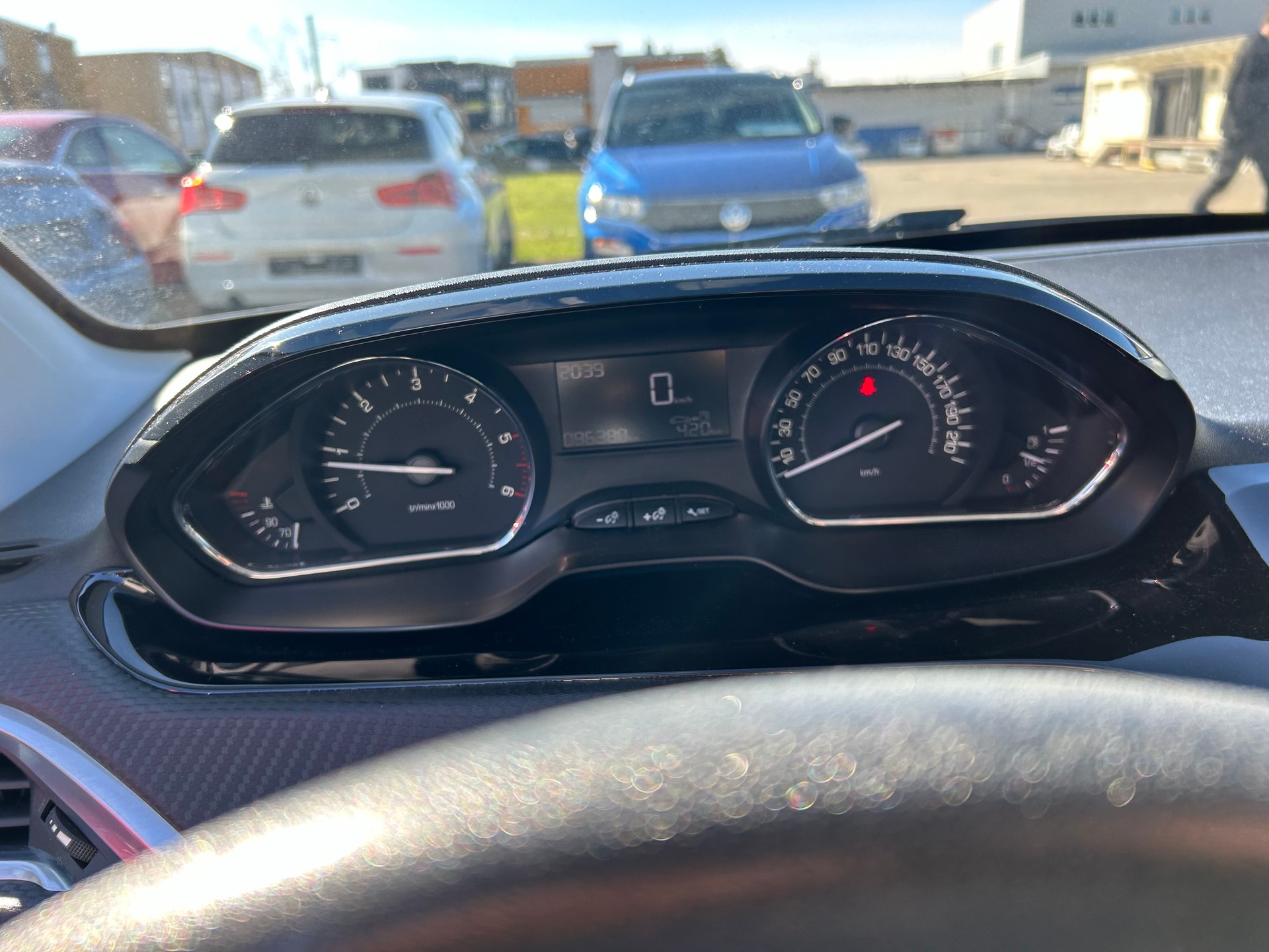 PEUGEOT 2008 1.6 e-HDi Active-image-11