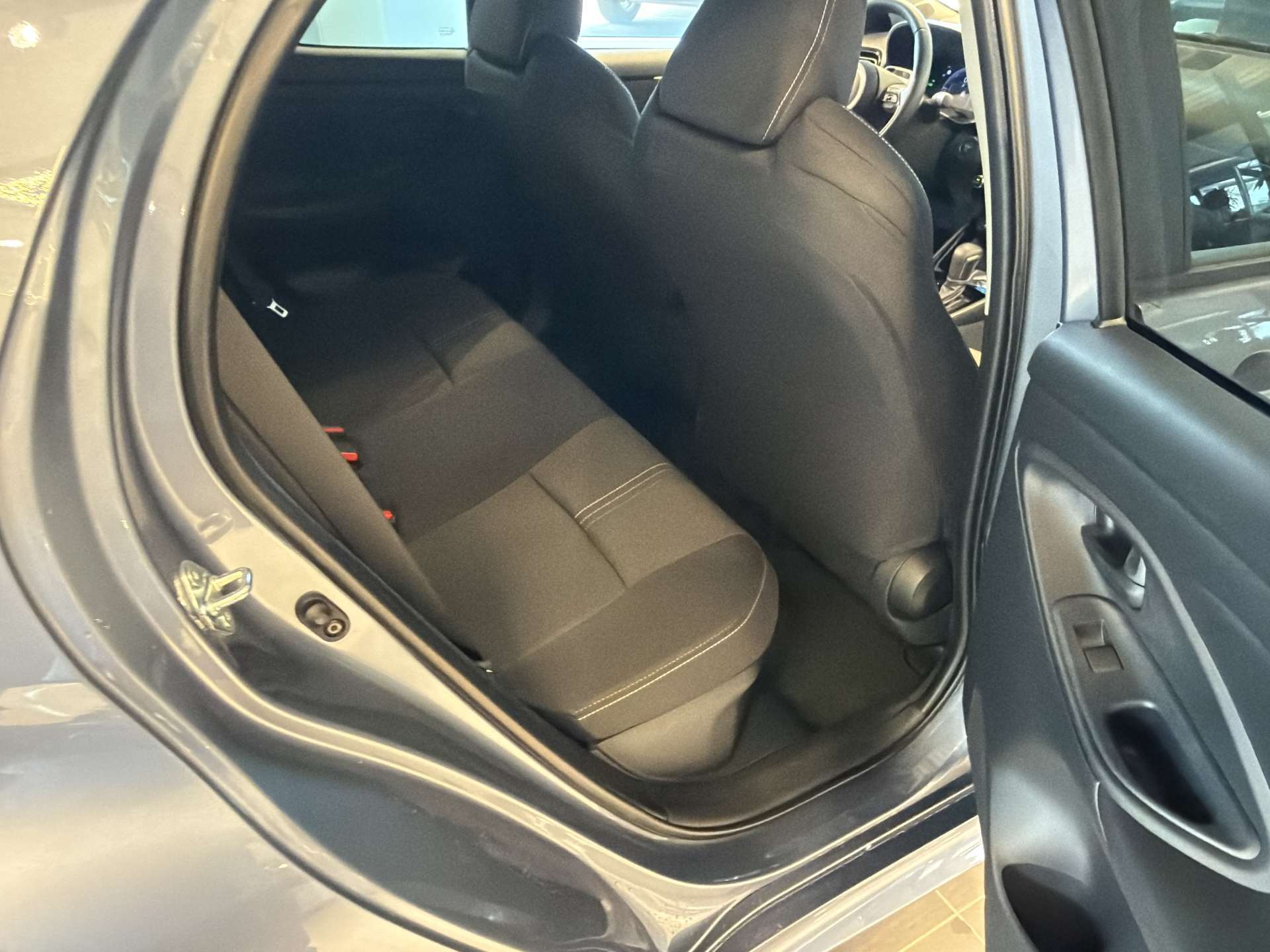 TOYOTA Yaris 1.5 Active Plus+ e-CVT Automat-image-6