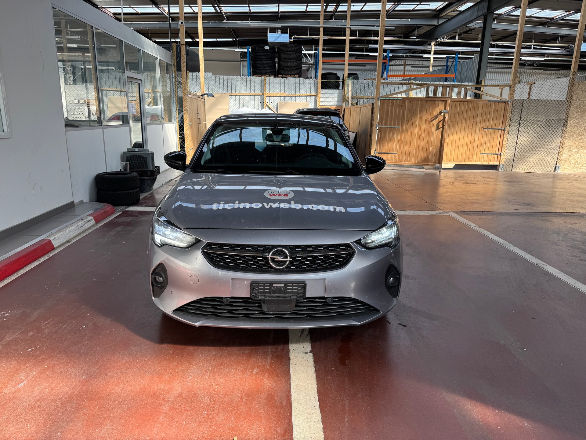 OPEL Corsa e-Elegance-showroom-element-2