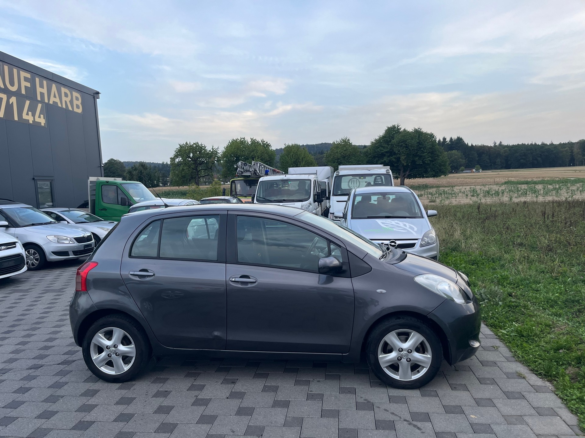 TOYOTA Yaris 1.3 Chic Multimode-image-1