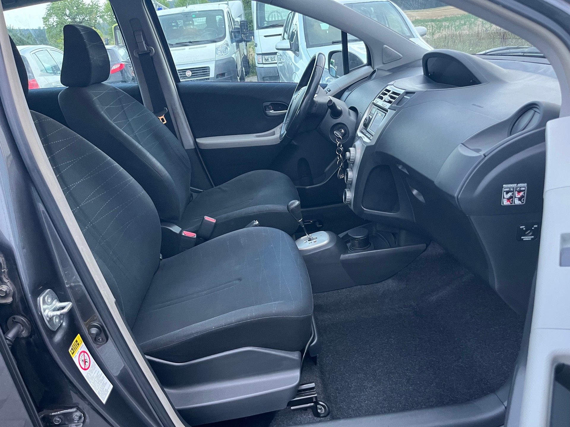 TOYOTA Yaris 1.3 Chic Multimode-image-10