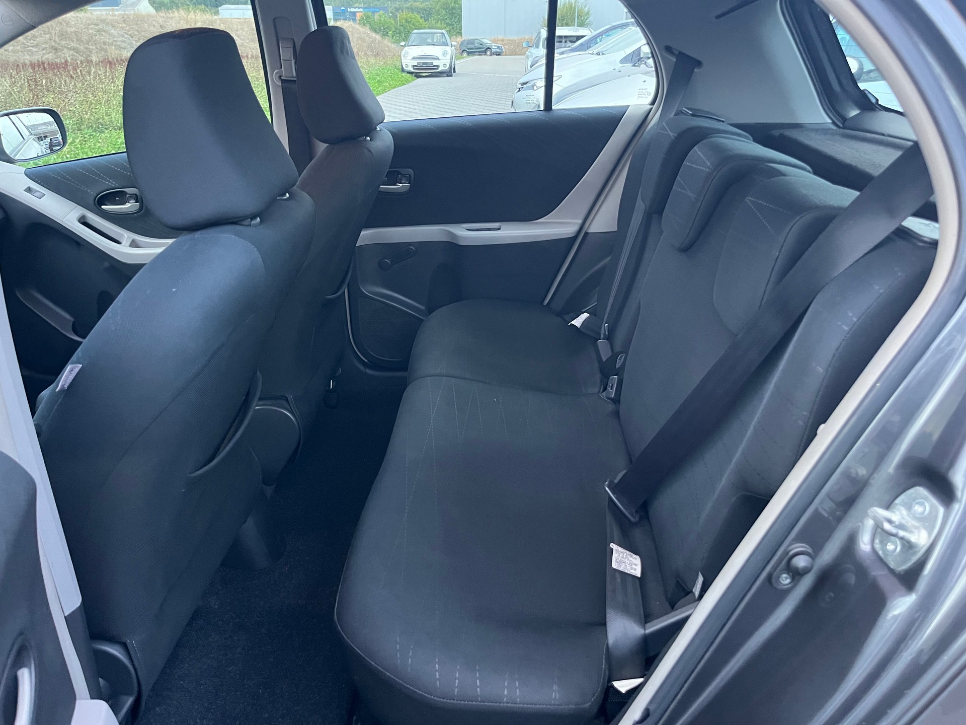 TOYOTA Yaris 1.3 Chic Multimode-image-12