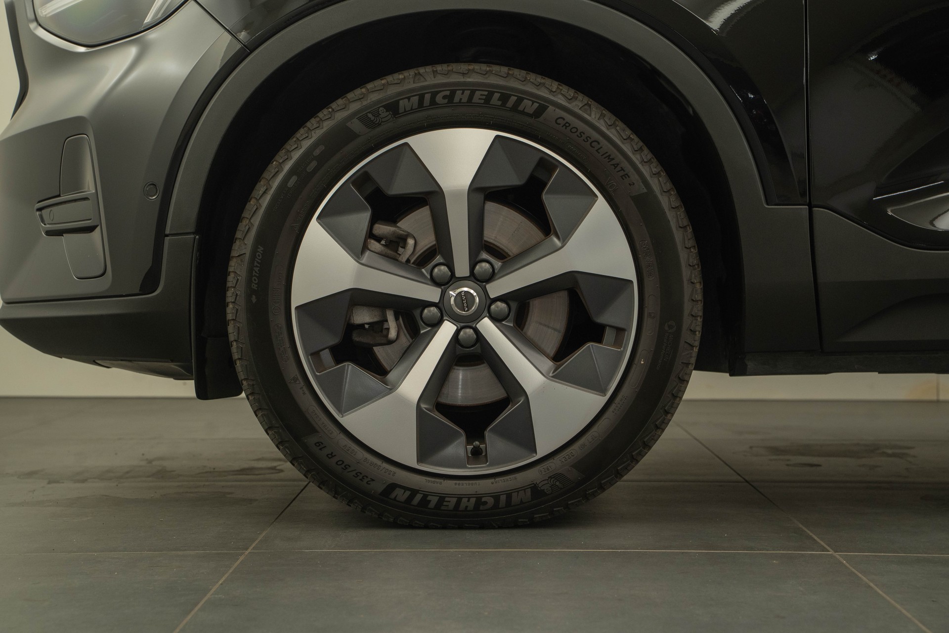 VOLVO XC40 2.0 B4 MH Plus Dark-image-14