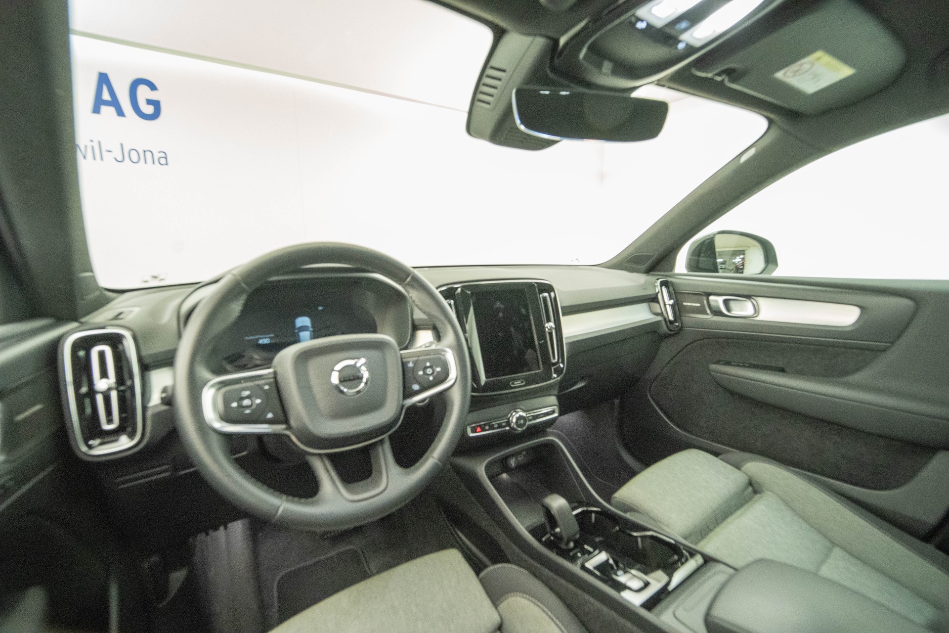 VOLVO XC40 2.0 B4 MH Plus Dark-image-6