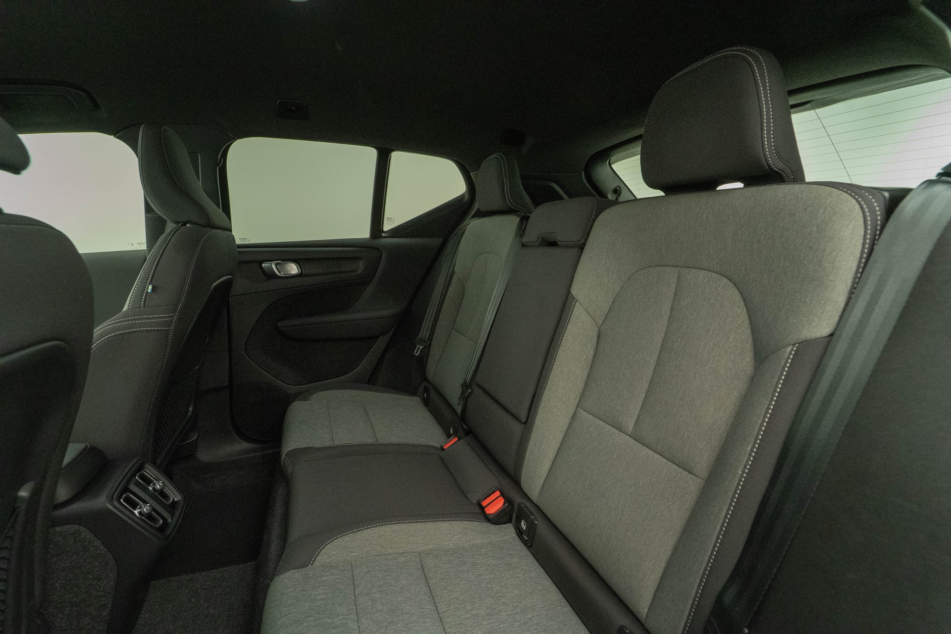 VOLVO XC40 2.0 B4 MH Plus Dark-image-8