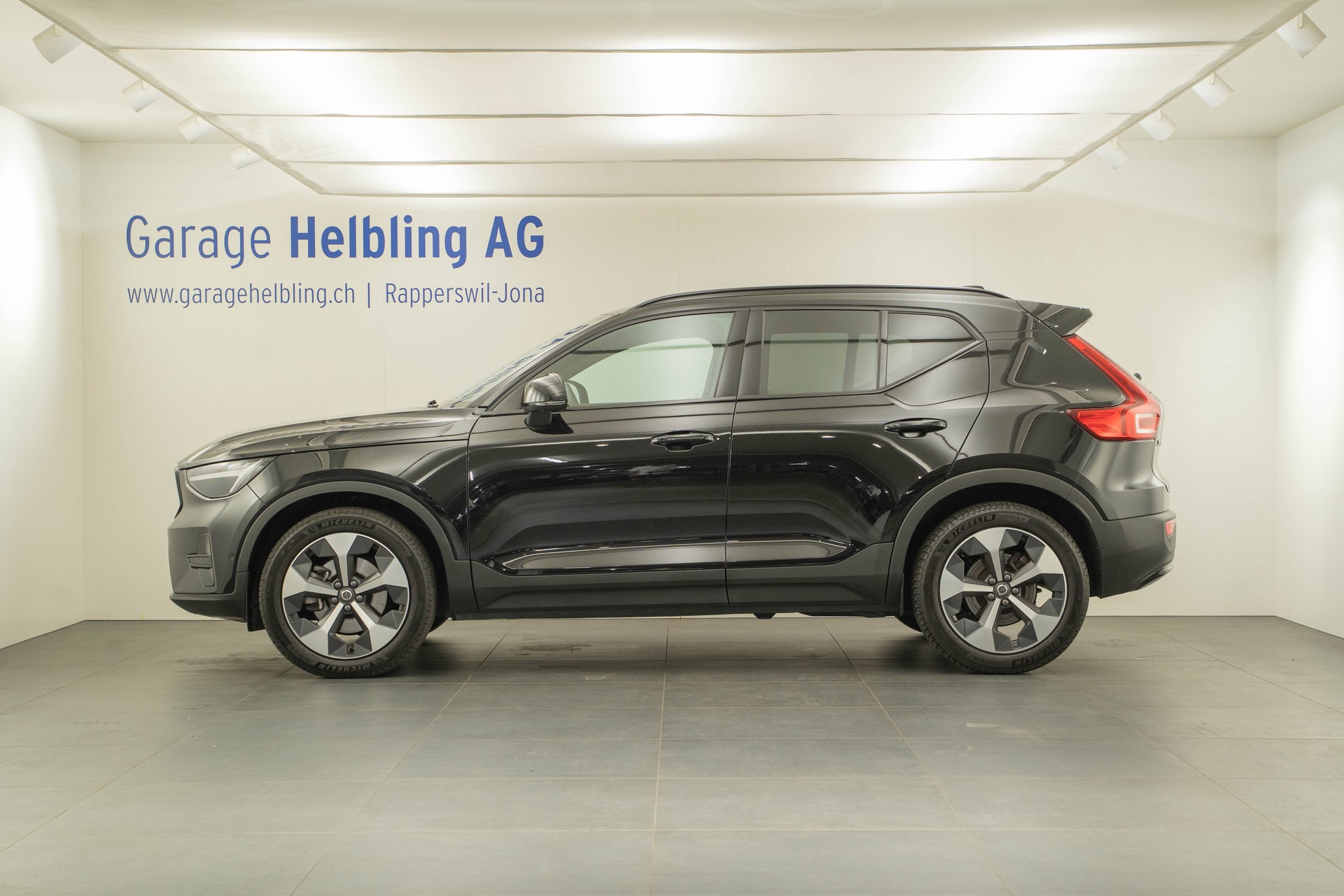 VOLVO XC40 2.0 B4 MH Plus Dark-image-2