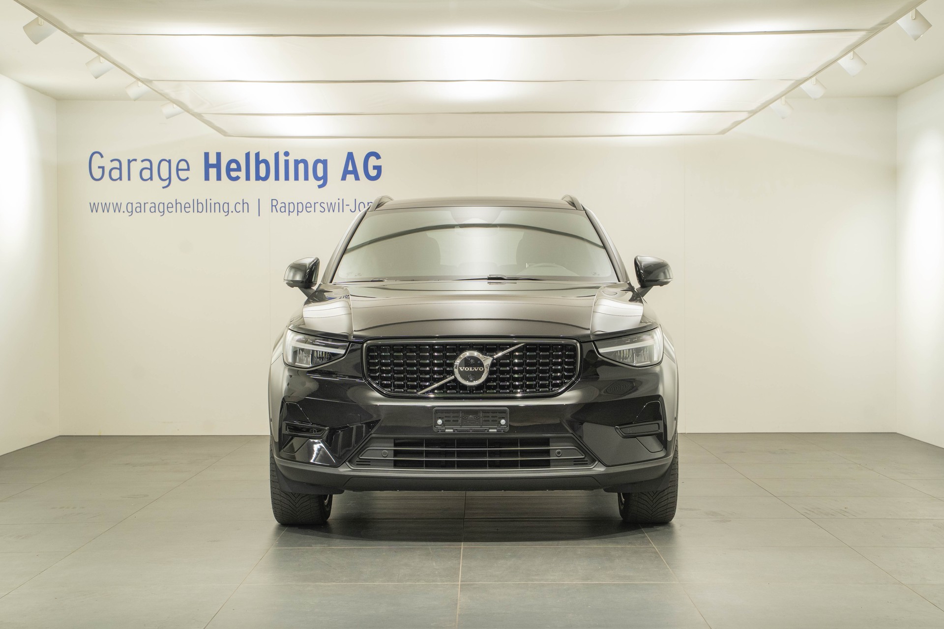 VOLVO XC40 2.0 B4 MH Plus Dark-image-1