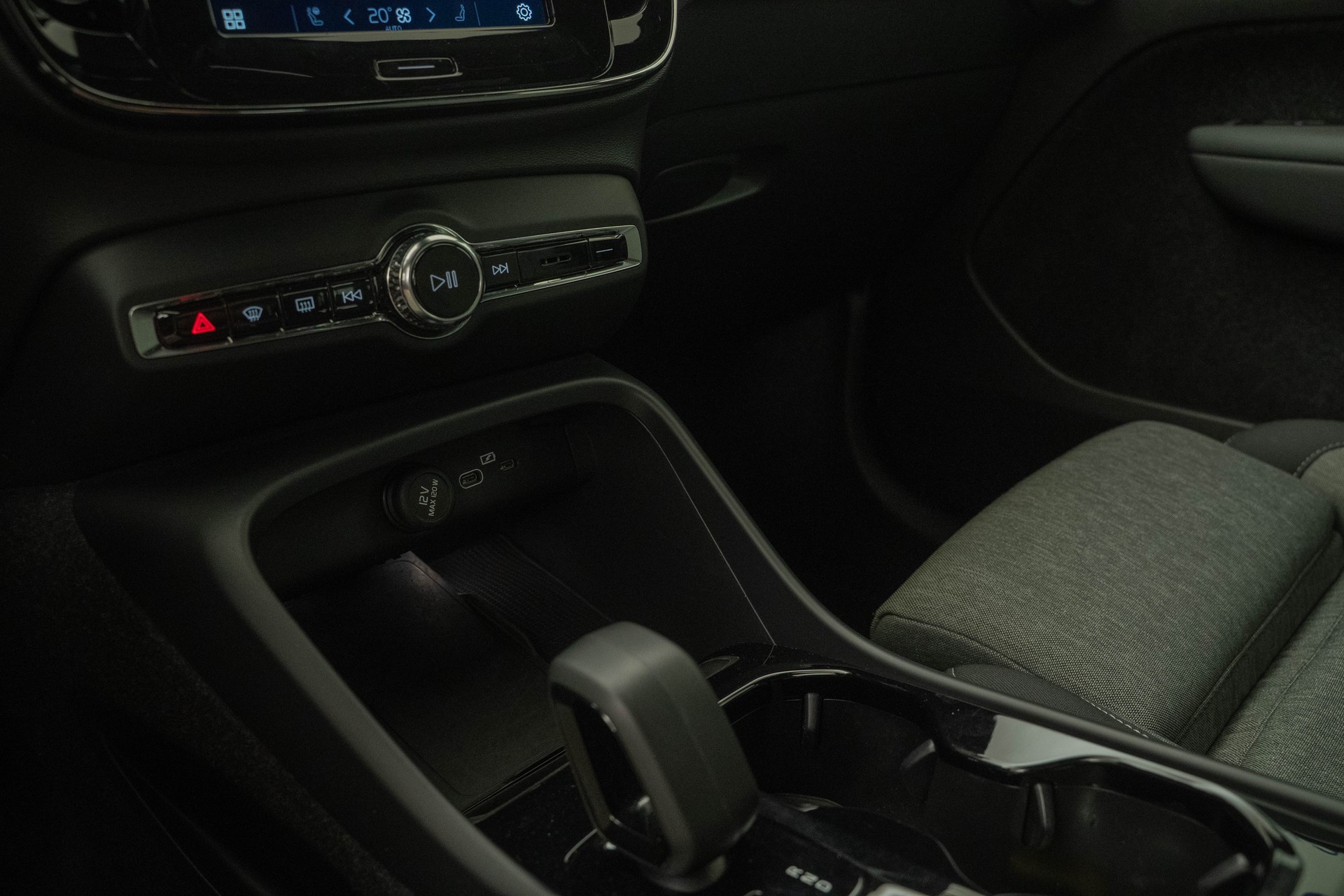 VOLVO XC40 2.0 B4 MH Plus Dark-image-12