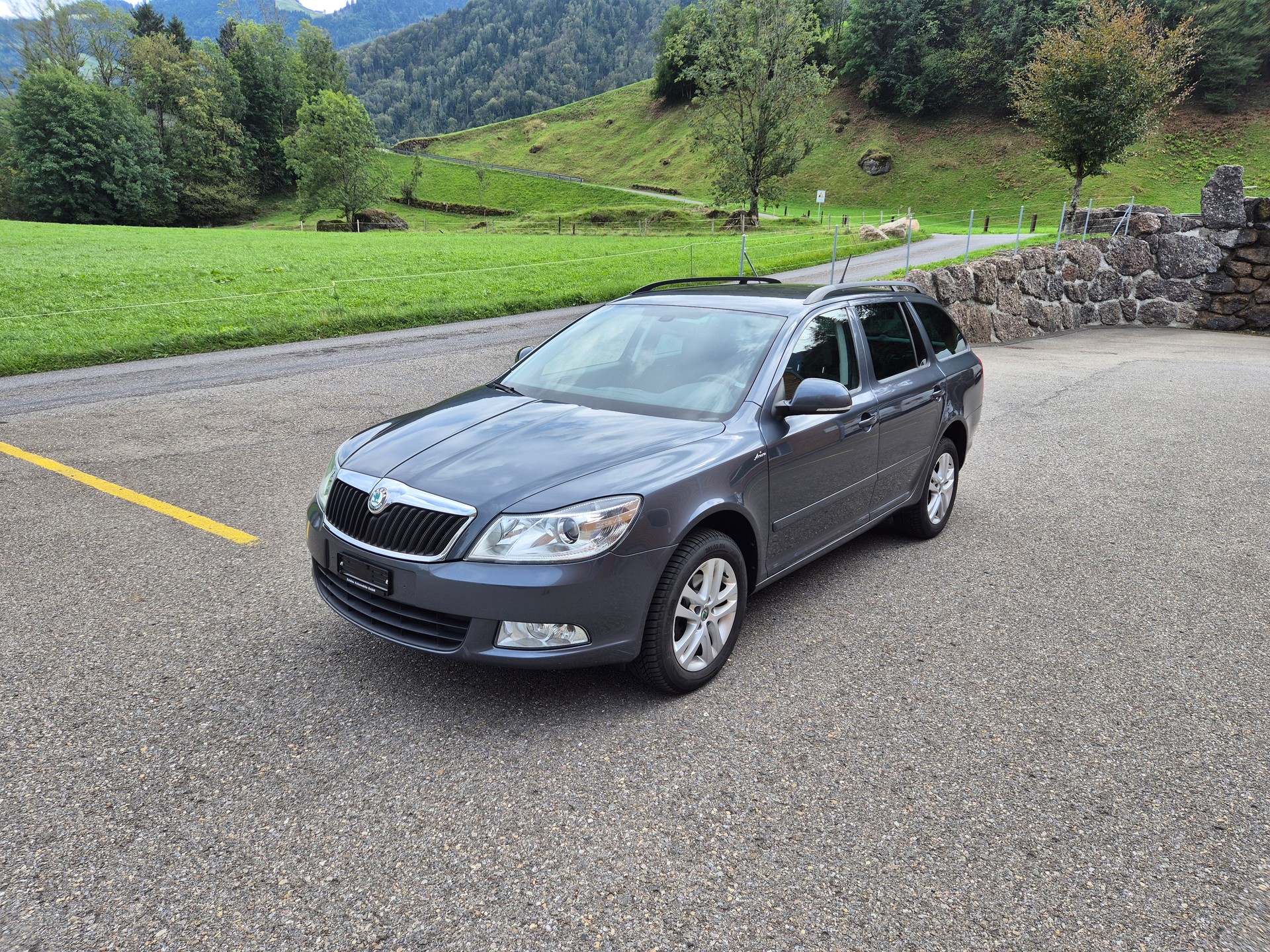 SKODA Octavia Combi 2.0 TDI Ambition 4x4-image-0