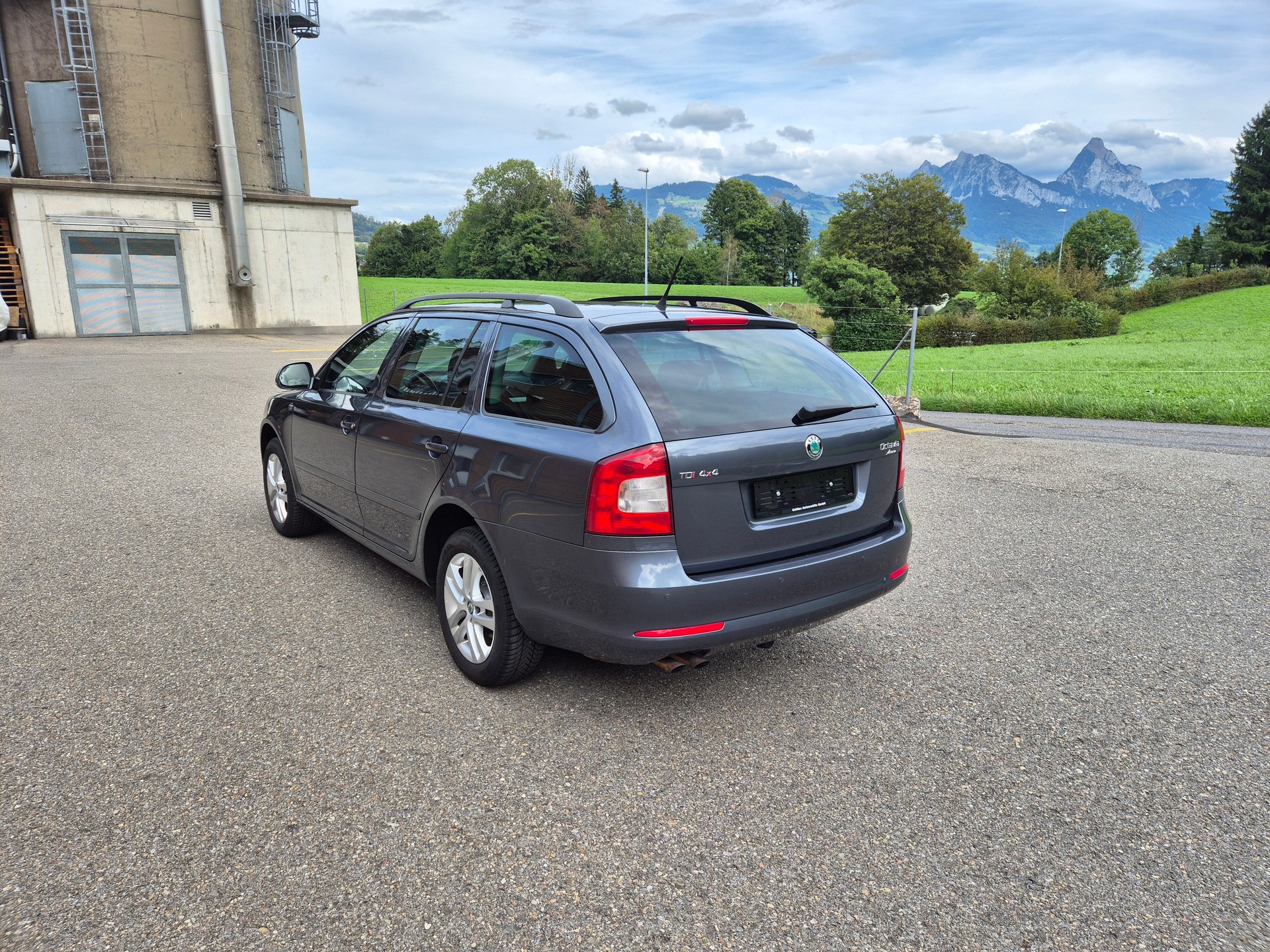 SKODA Octavia Combi 2.0 TDI Ambition 4x4-image-2