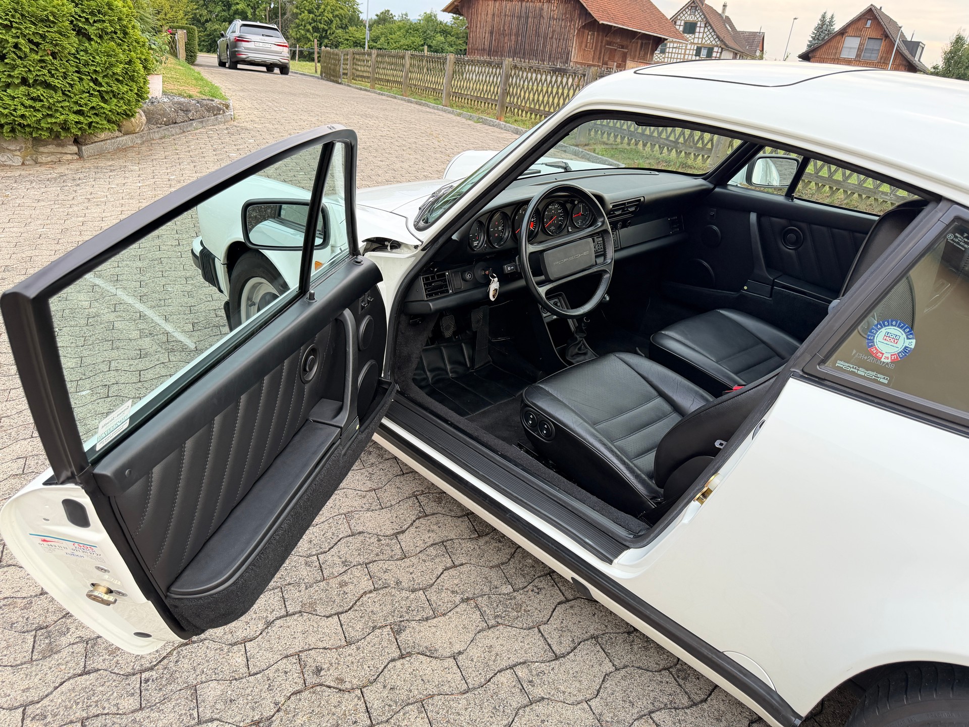 PORSCHE 911 Carrera-image-8
