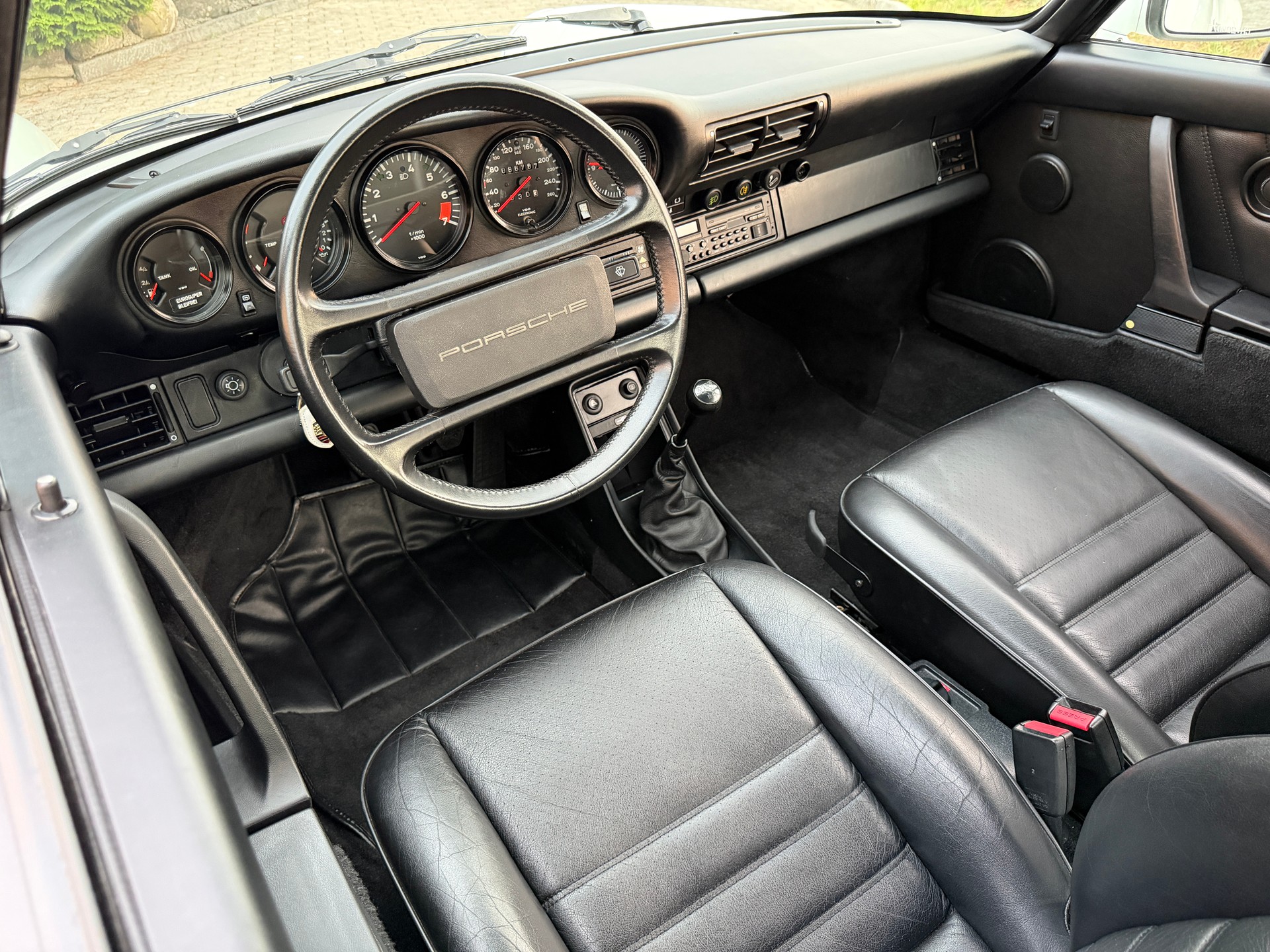 PORSCHE 911 Carrera-image-9