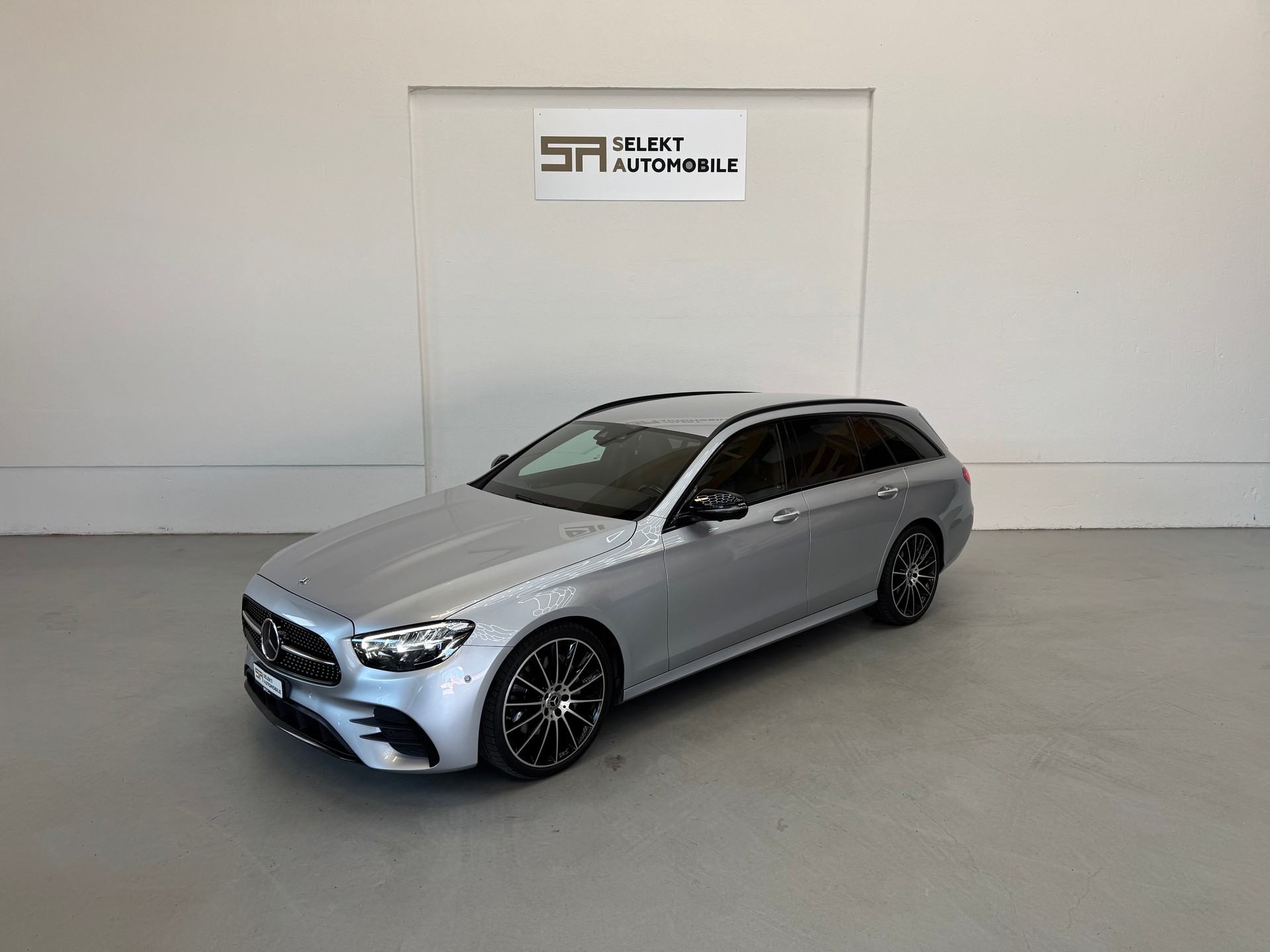 MERCEDES-BENZ E 220 d T AMG Line 9G-Tronic-image-0