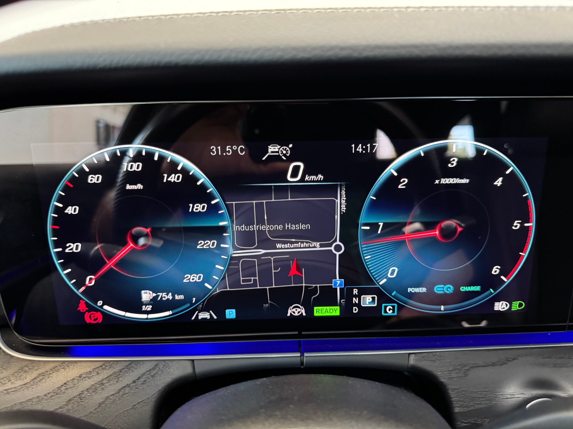 MERCEDES-BENZ E 220 d T AMG Line 9G-Tronic-image-12