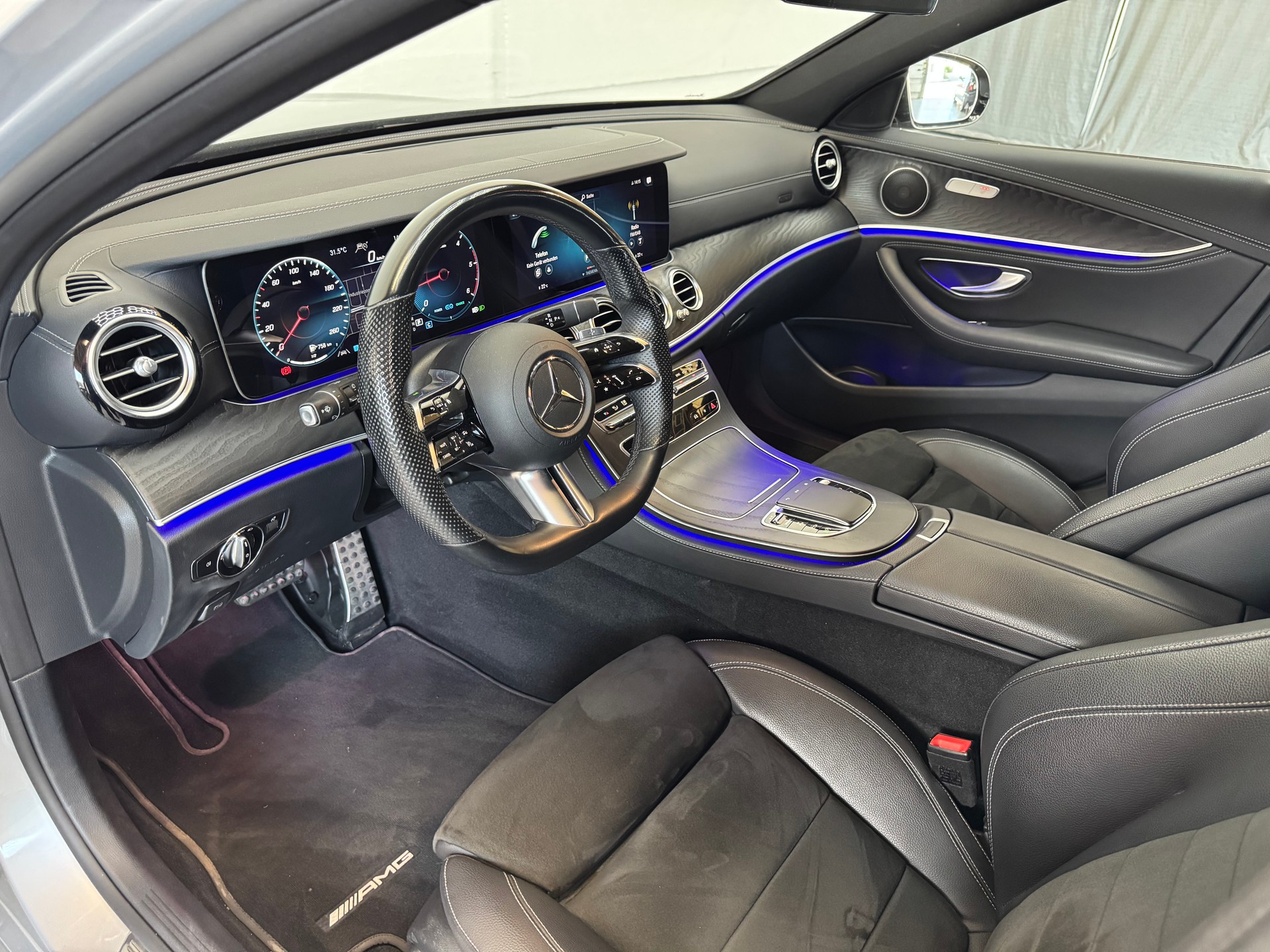 MERCEDES-BENZ E 220 d T AMG Line 9G-Tronic-image-10