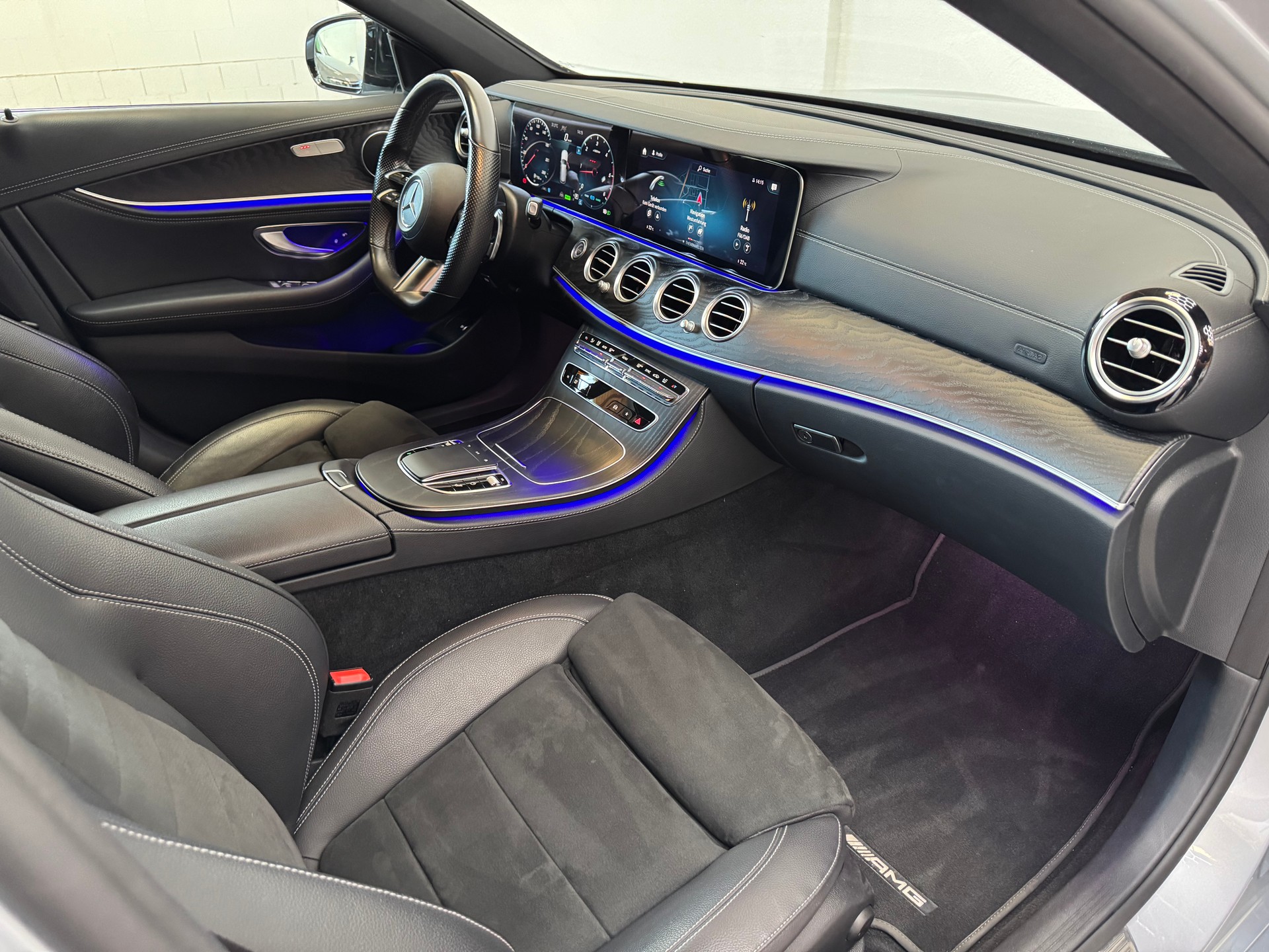 MERCEDES-BENZ E 220 d T AMG Line 9G-Tronic-image-11